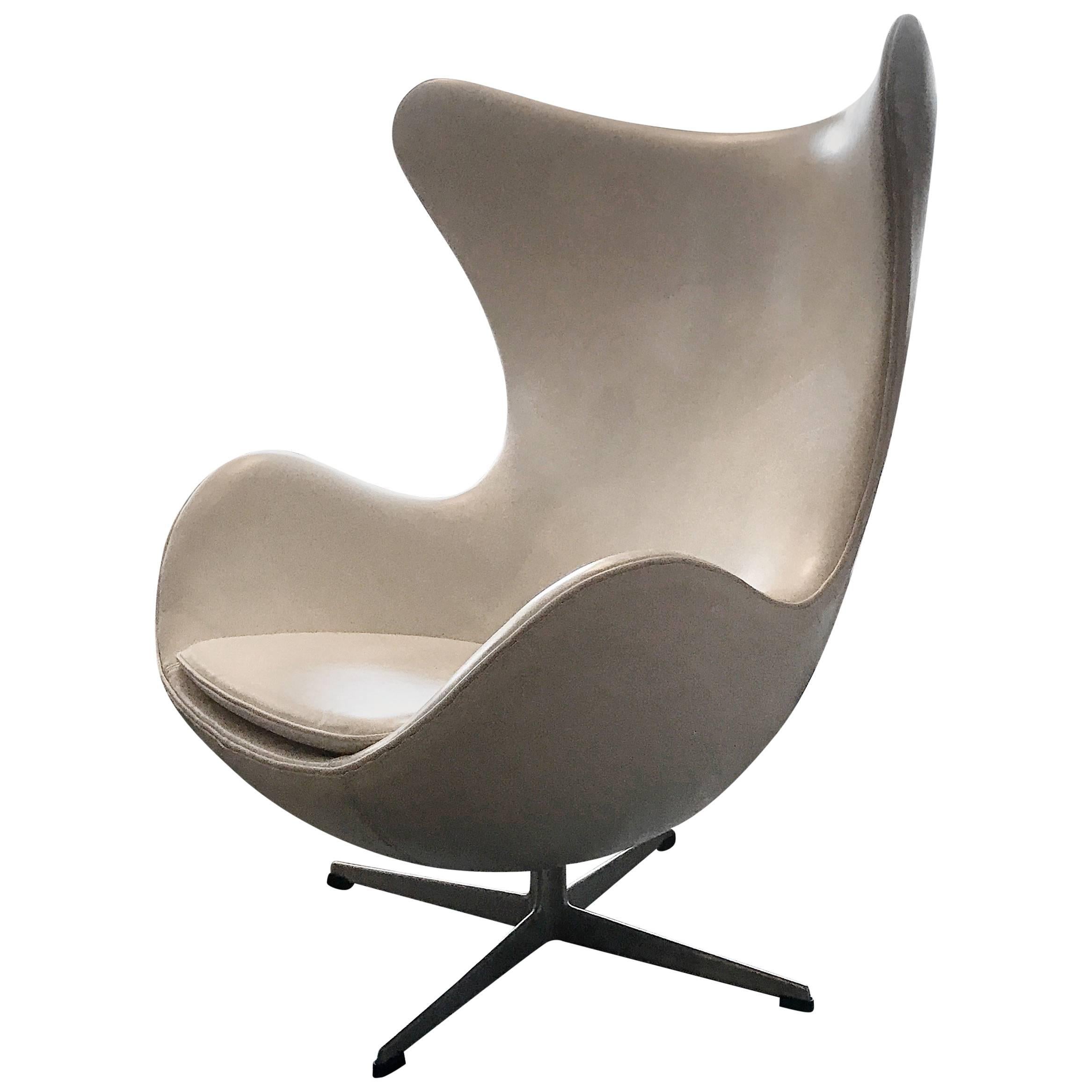 Vintage Arne Jacobsen Fritz Hansen White Leather Egg Chair