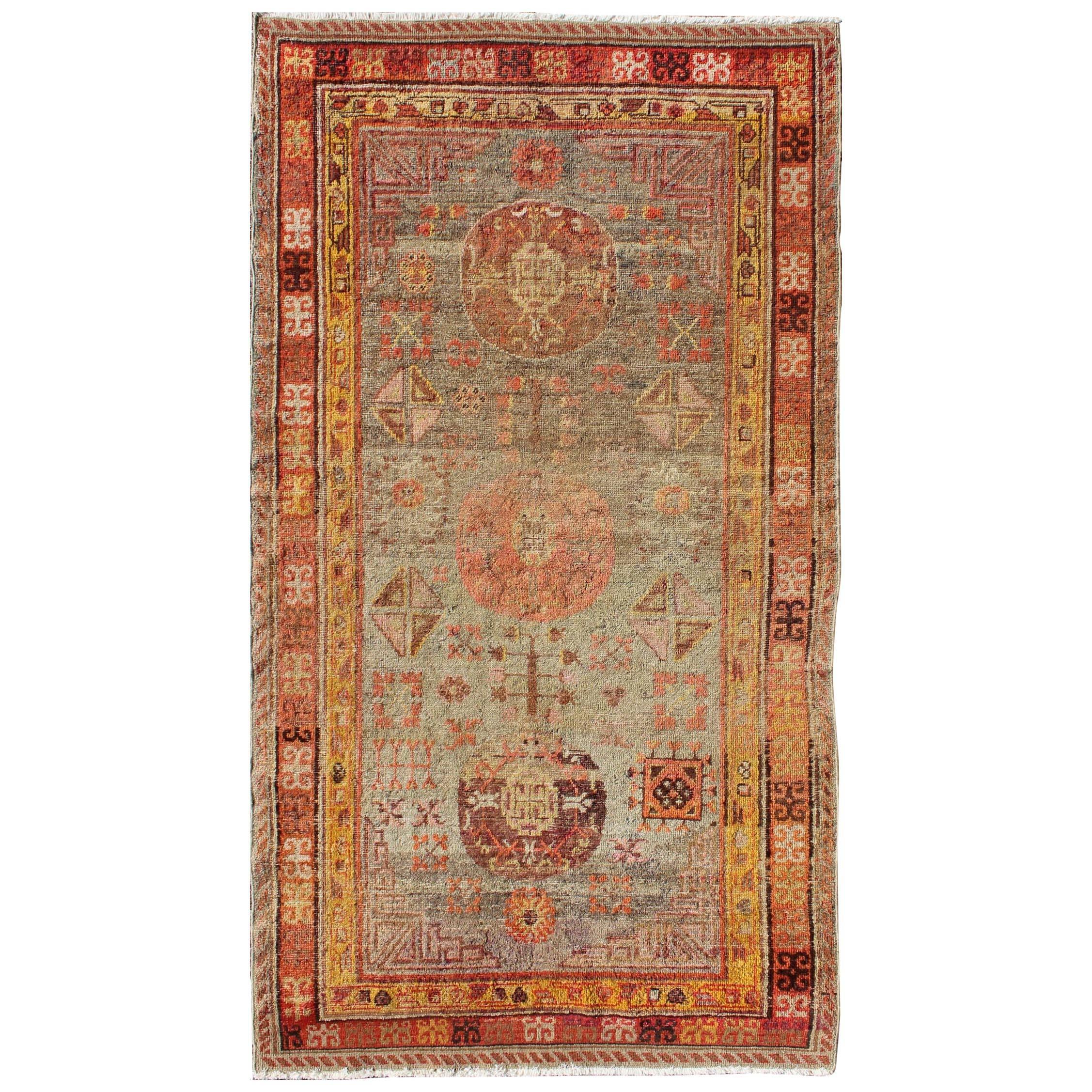 Tapis Khotan ancien d'Asie centrale à motifs géométriques floraux