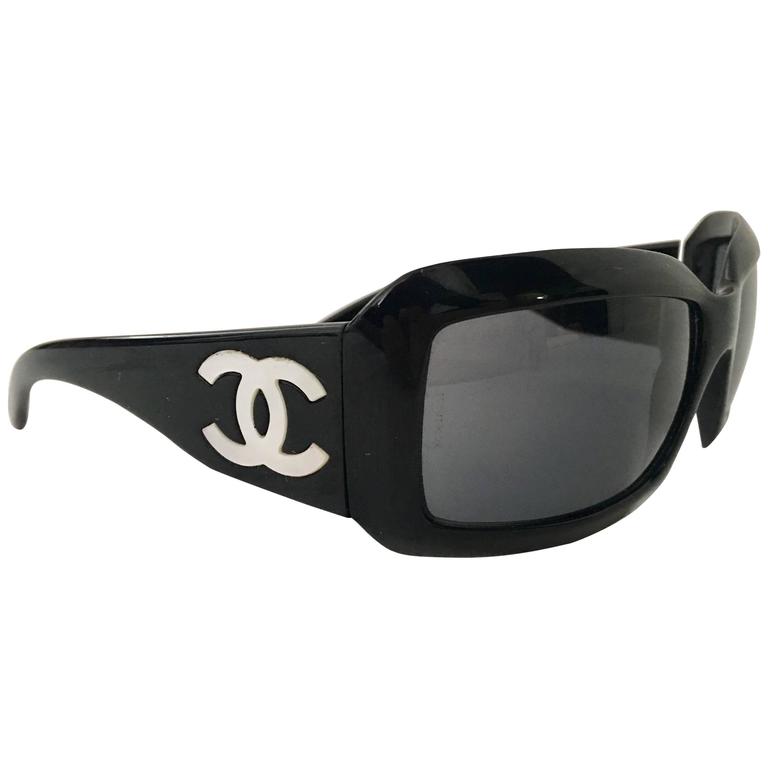 Ofre tyran Scorch Chanel Paris Black and White Mother of Pearl "CC" Logo Sunglasses at 1stDibs