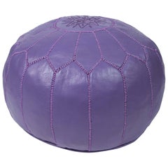 Pouf marocain en cuir de couleur lavande travaillé à la main