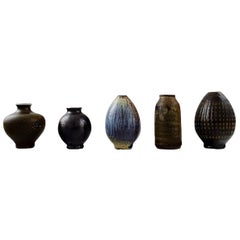 Cinq vases miniatures en poterie d'art Wallakra, Suède, années 1960