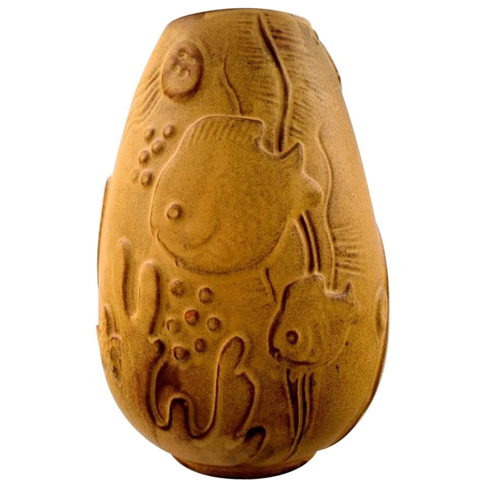 Vase en poterie d'art Mari Simmulson pour Upsala-Ekeby Fish in Relief