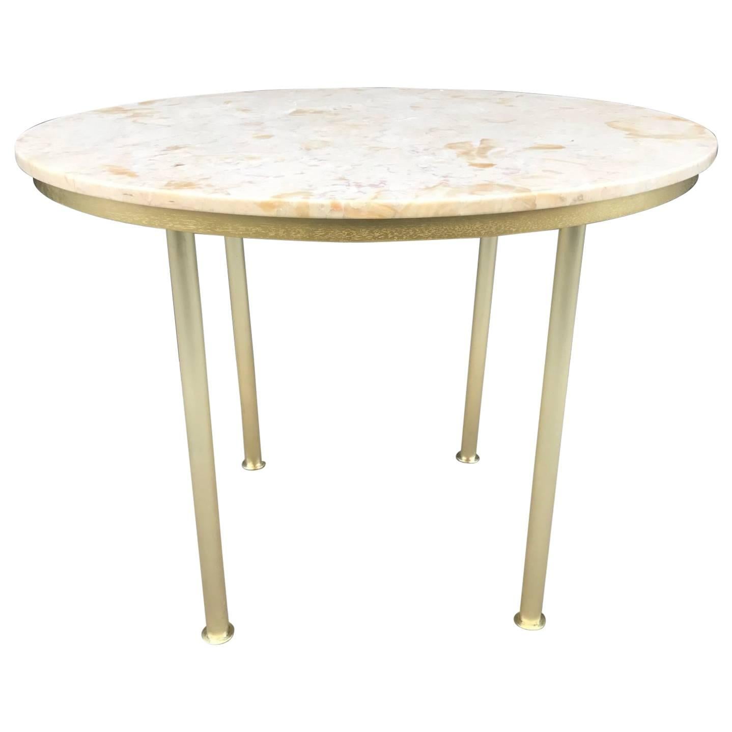 Table centrale ronde à plateau en marbre et laiton de style Raphaël en vente