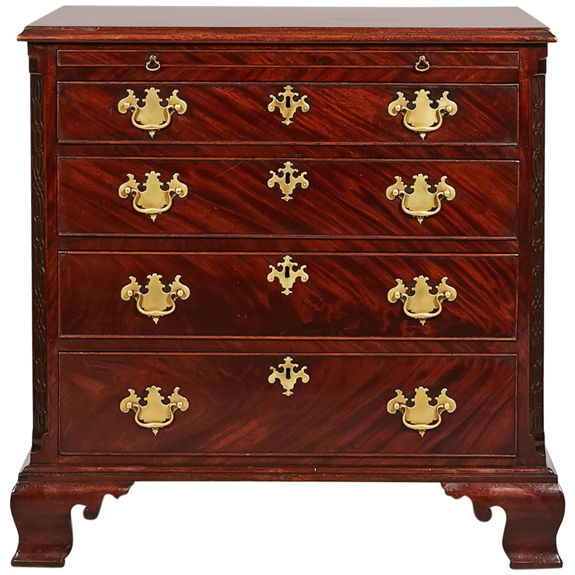 Commode à quatre tiroirs en acajou flammé George III du début du 19ème siècle