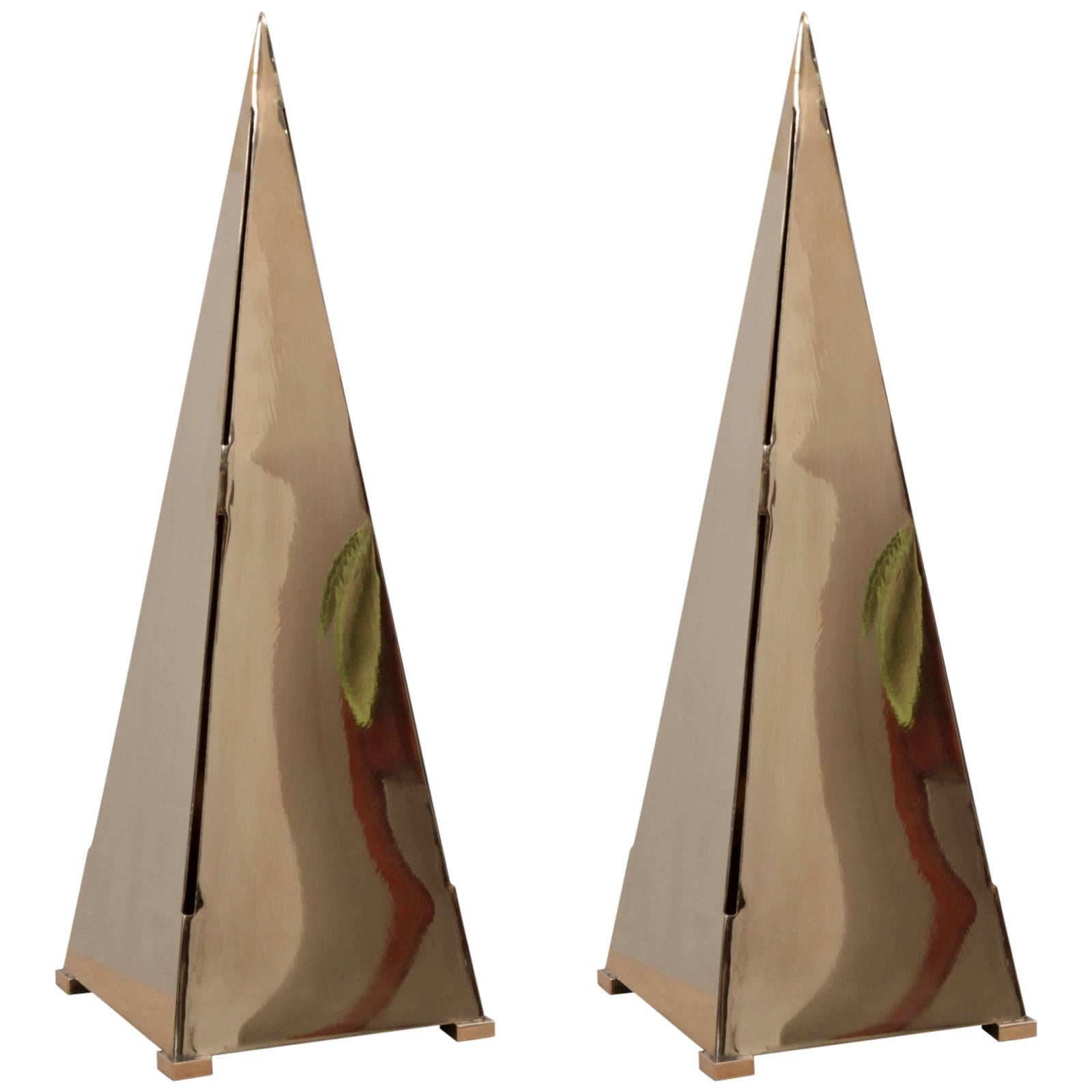 Ein Paar sehr große Pyramiden-Tischlampen aus Messing