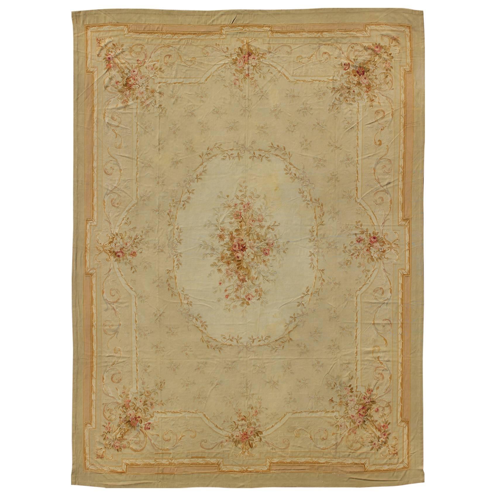 Tapis français ancien d'Aubusson aux motifs romantiques et à la palette de couleurs délicate en vente