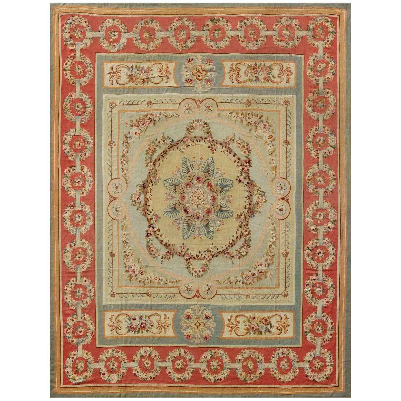 Wunderschöner antiker französischer Aubusson-Medaillon-Teppich mit Rosengirlanden  im Angebot