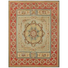 Preciosa alfombra francesa antigua con medallón de aubusson y guirnaldas de rosas