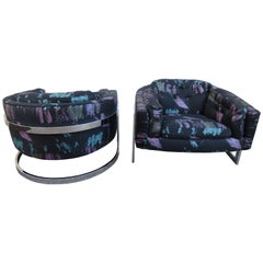 Zwei wunderschöne Metropolitan-Sessel mit breiter Sitzfläche und verchromter Fassrückenlehne