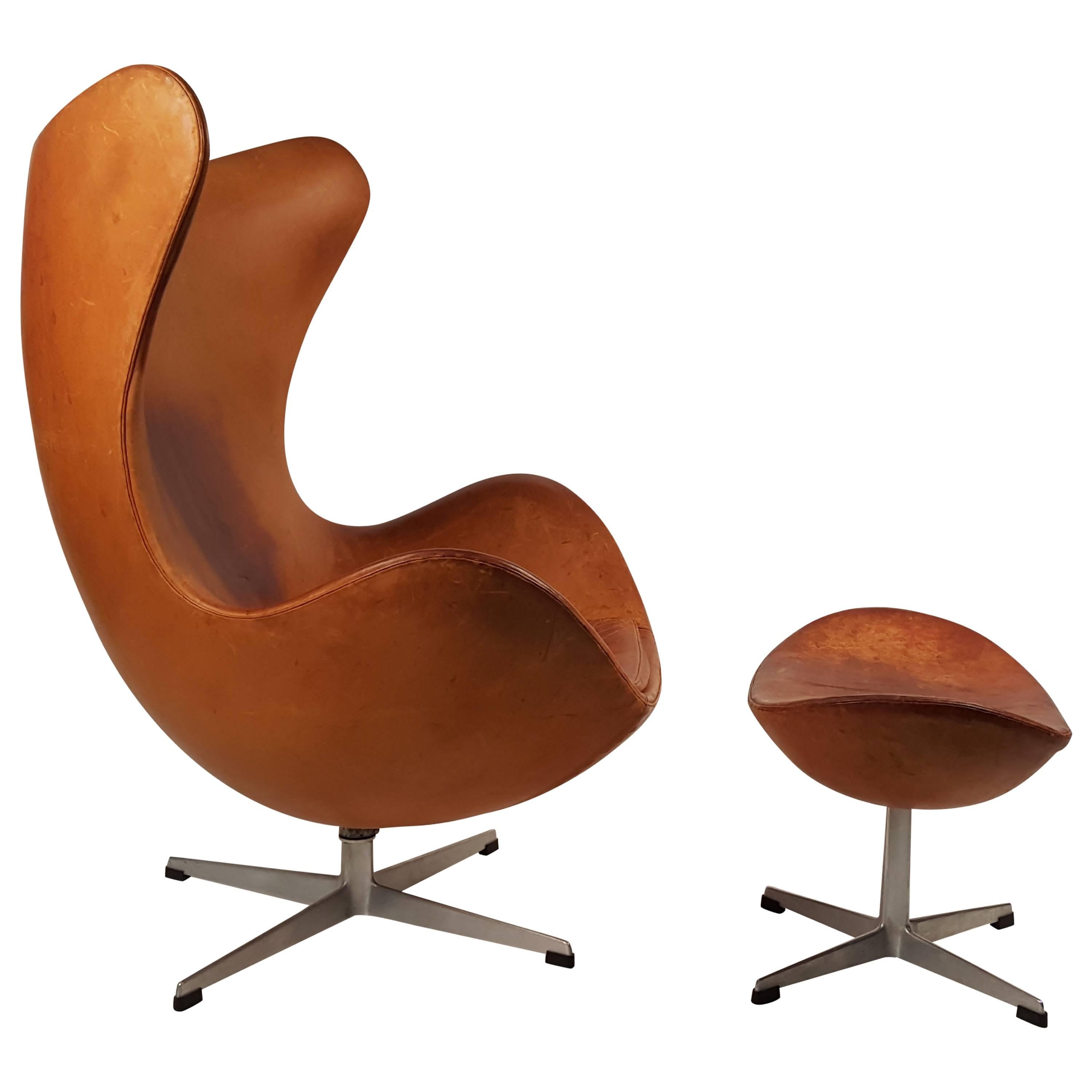 Arne Jacobsen Cognac Leather Egg Chair and Ottoman for Fritz Hansen at