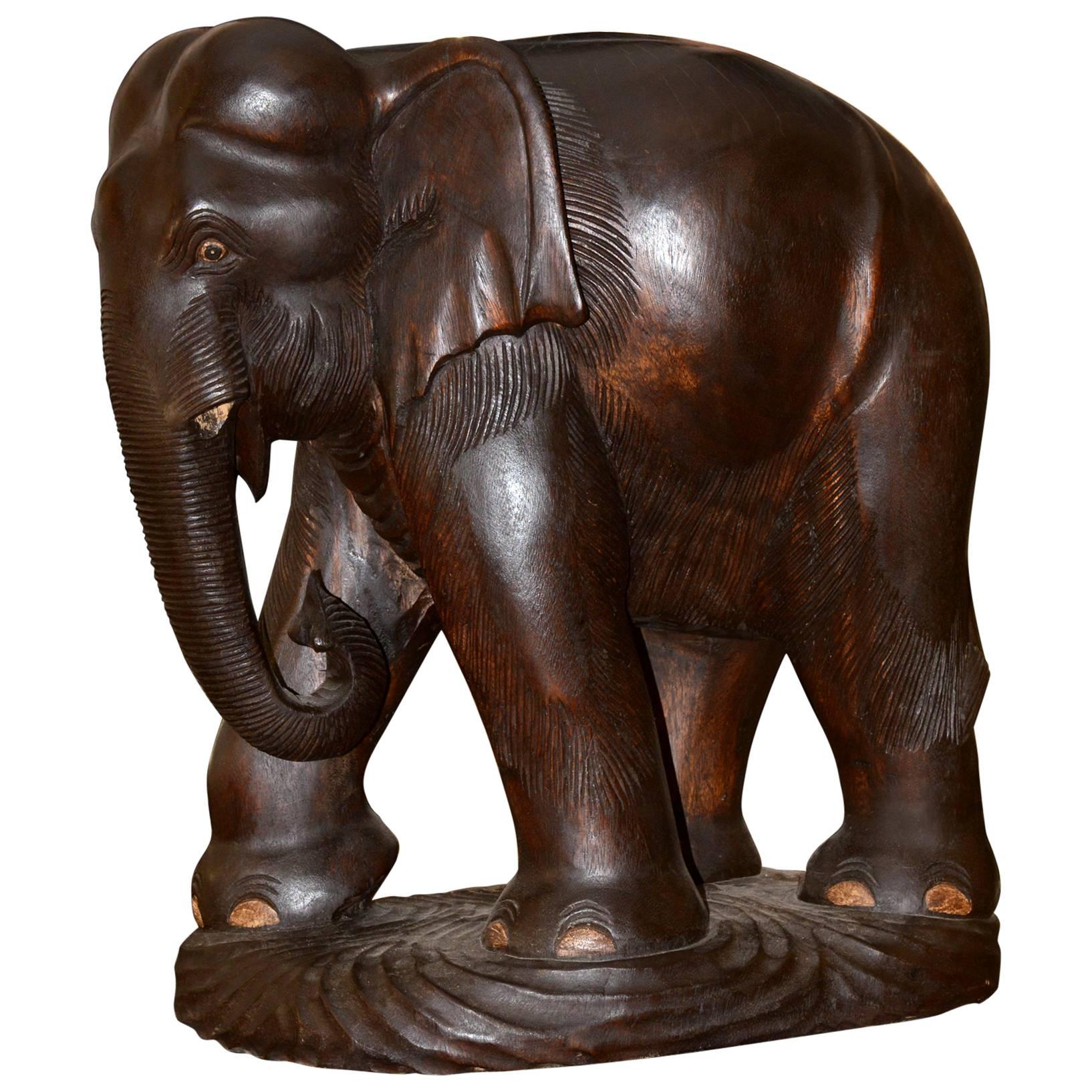 Skulptur eines Elefanten aus edlem Holz im Angebot