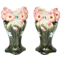 Paar große rosa und grün geblümte französische Majolika-Vasen im Jugendstil