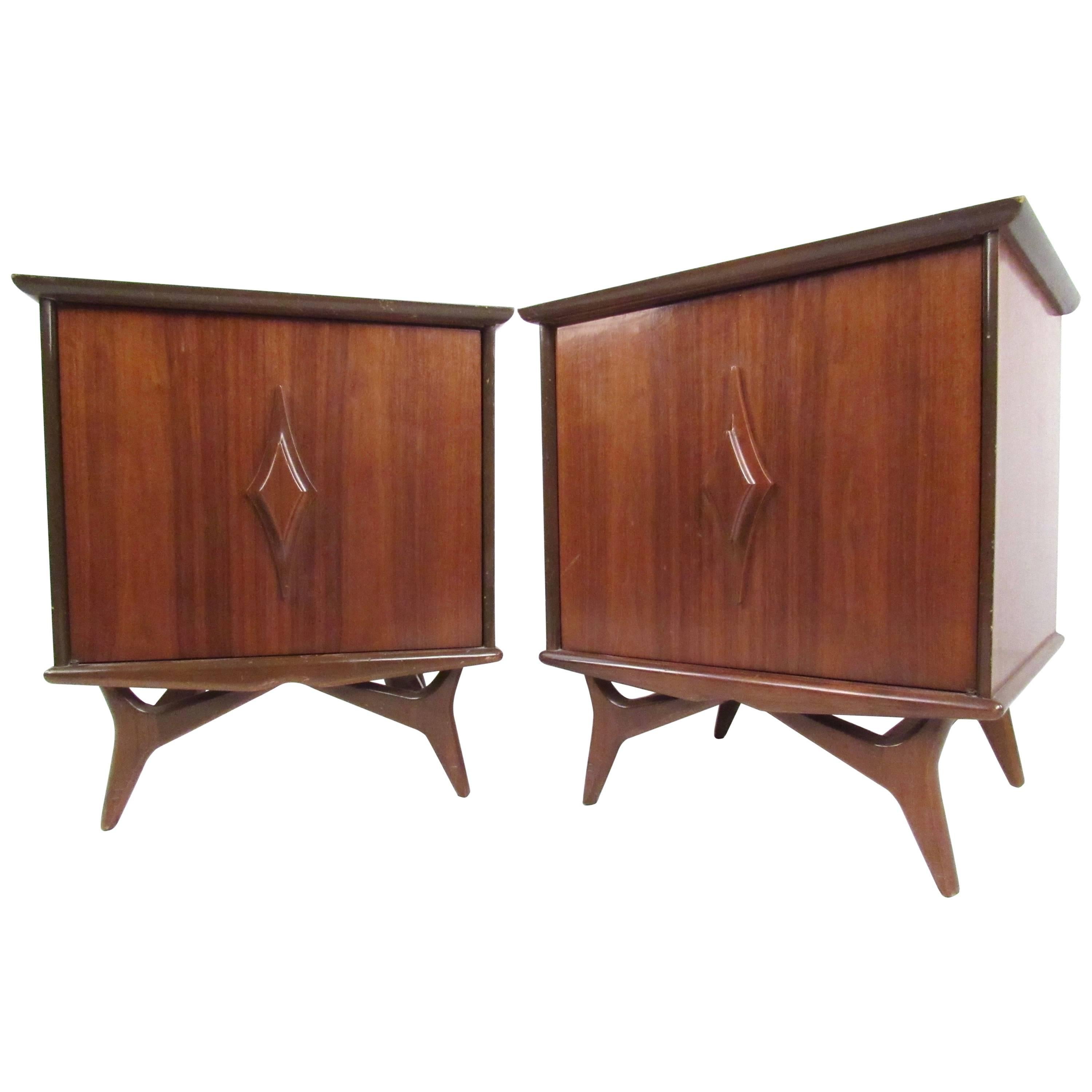 Pair of Vintage Walnut Nightstands For Sale