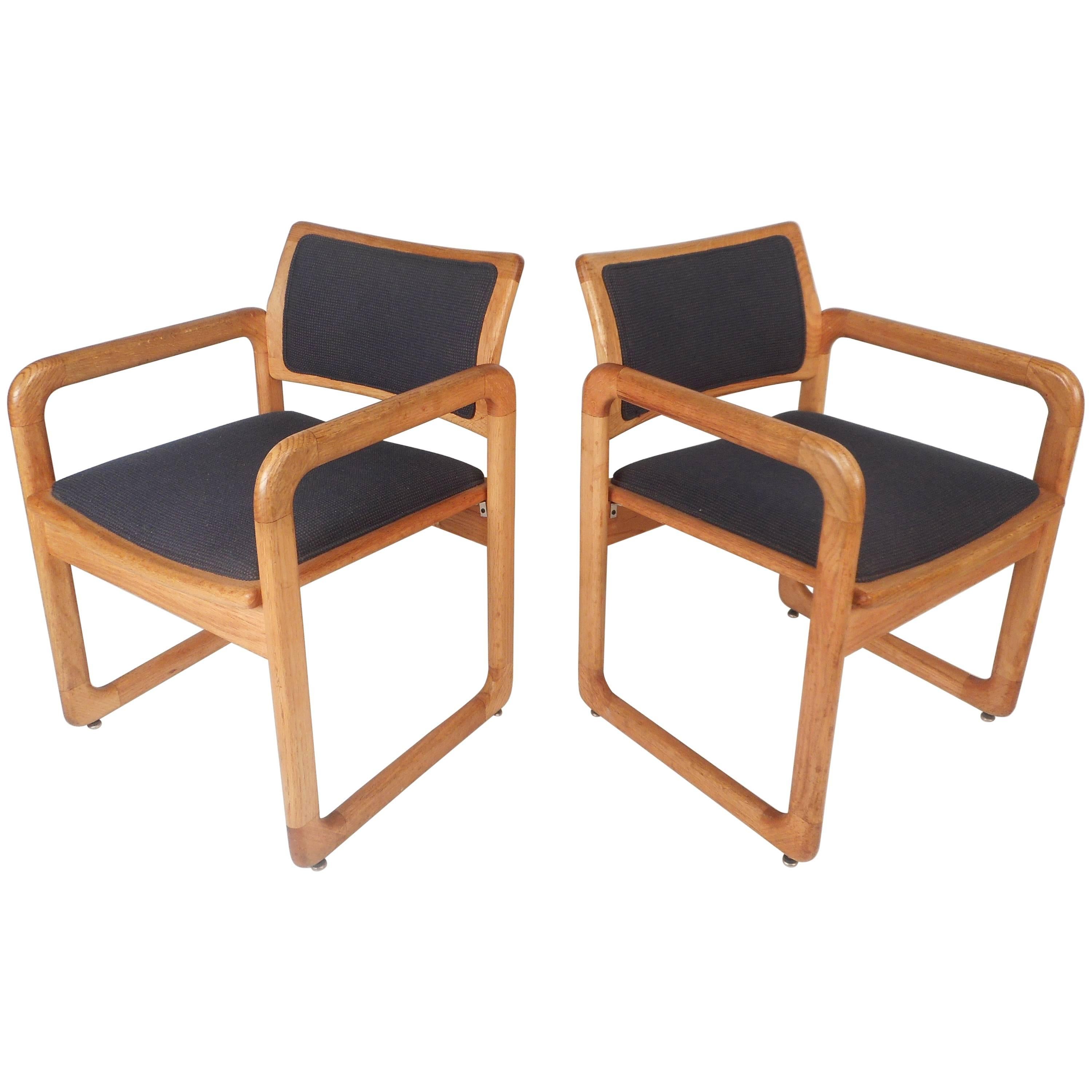 Paire de fauteuils vintage en chêne sculpté par Madison Furniture en vente