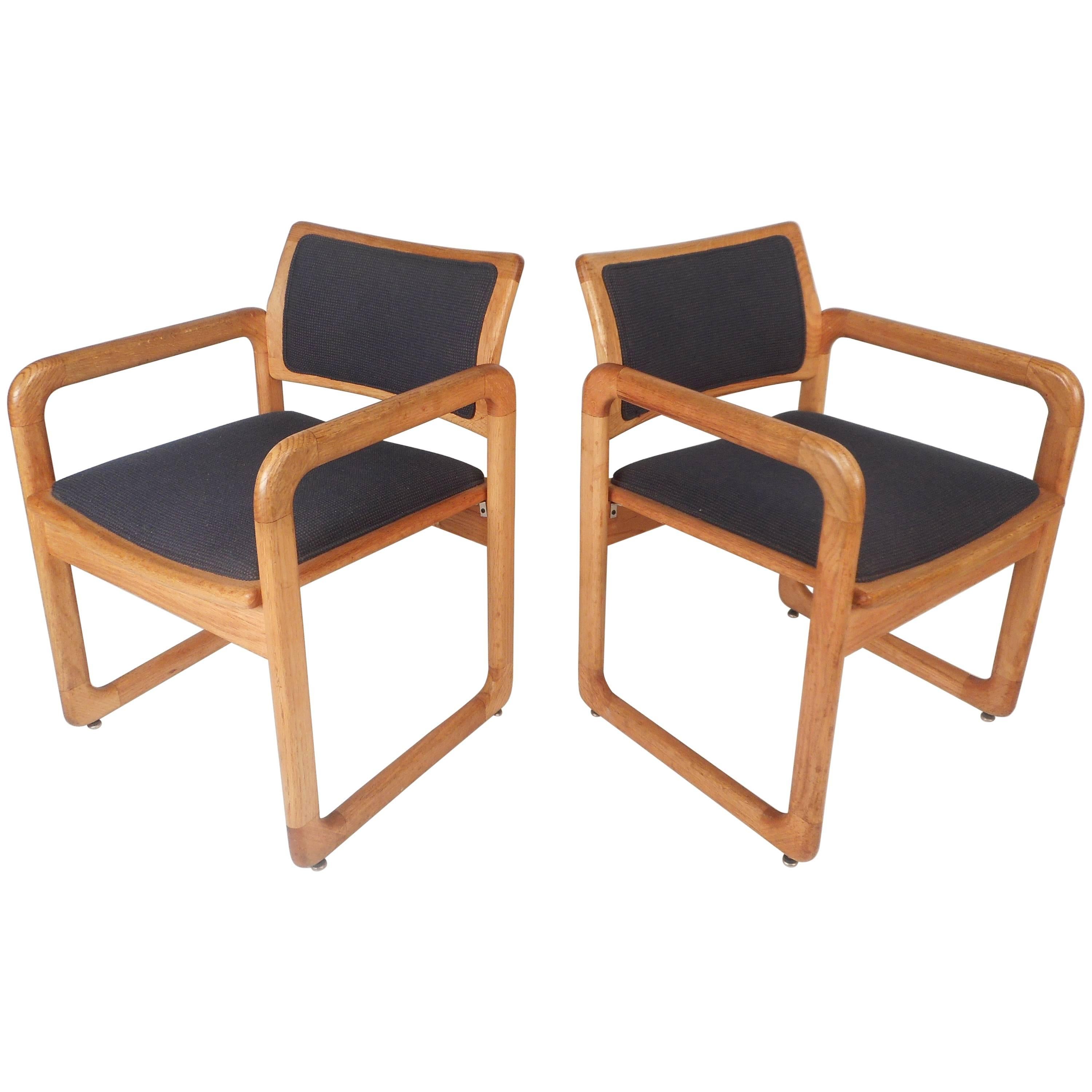 Pareja de Sillones Vintage de Roble Esculpido de Madison Furniture en venta