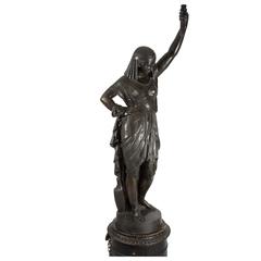 Große ägyptische weibliche Figur aus französischer Bronze mit originaler Leuchte