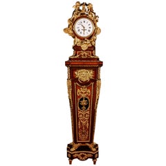 Horloge à piédestal de musée de style Louis XVI du XXe siècle d'après Jean-Henri Riesener