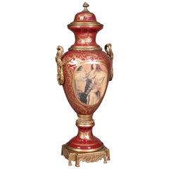Vase à couvercle Svre Pompe Louis XIV du 20ème siècle
