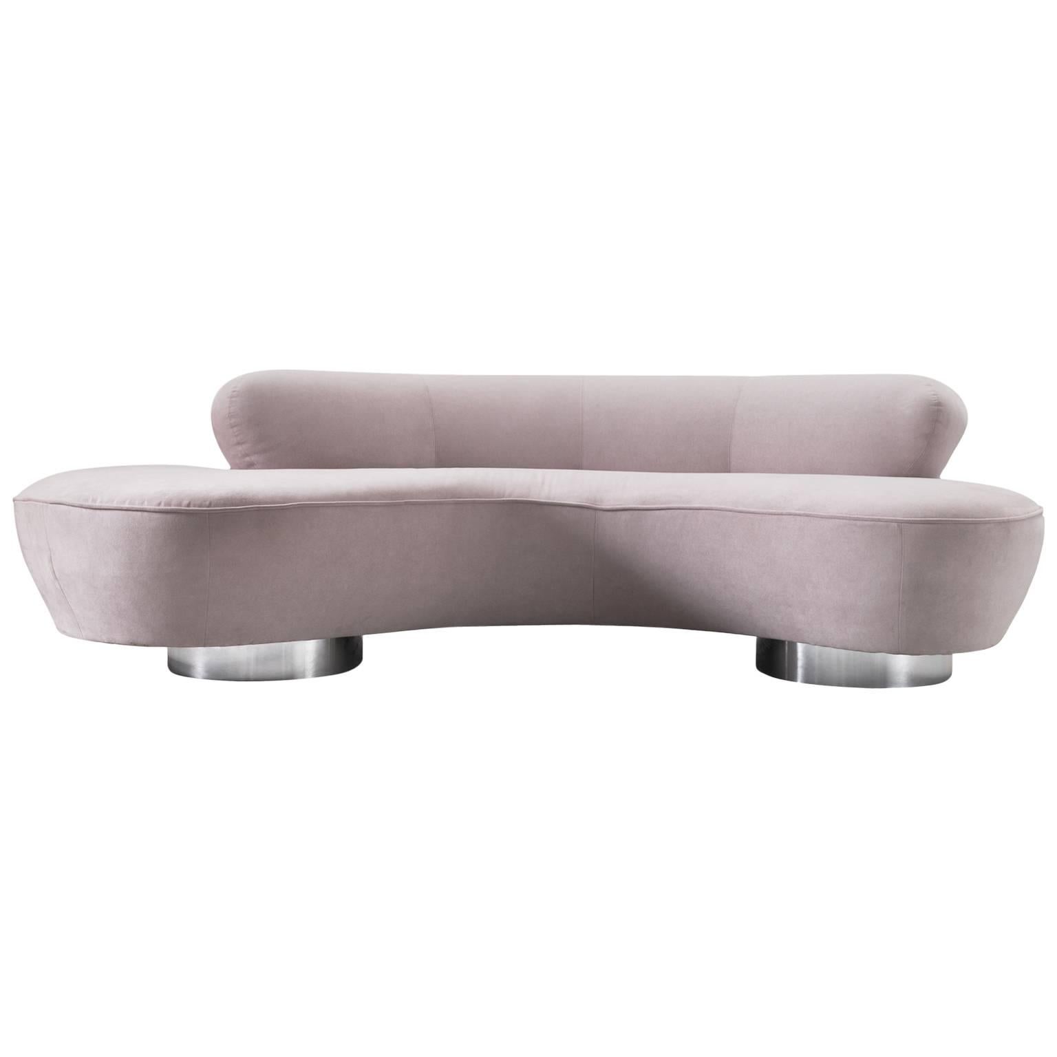 Sofa, pink upholstery, metal base, design 1956, execution, 1970s.

This 'shorty' serpentine sofa by Vladimir Kagan (1927-2016) has a sculptural beauty thanks to its absolute clarity of forms. It features two round pedestals, chrome plated covers