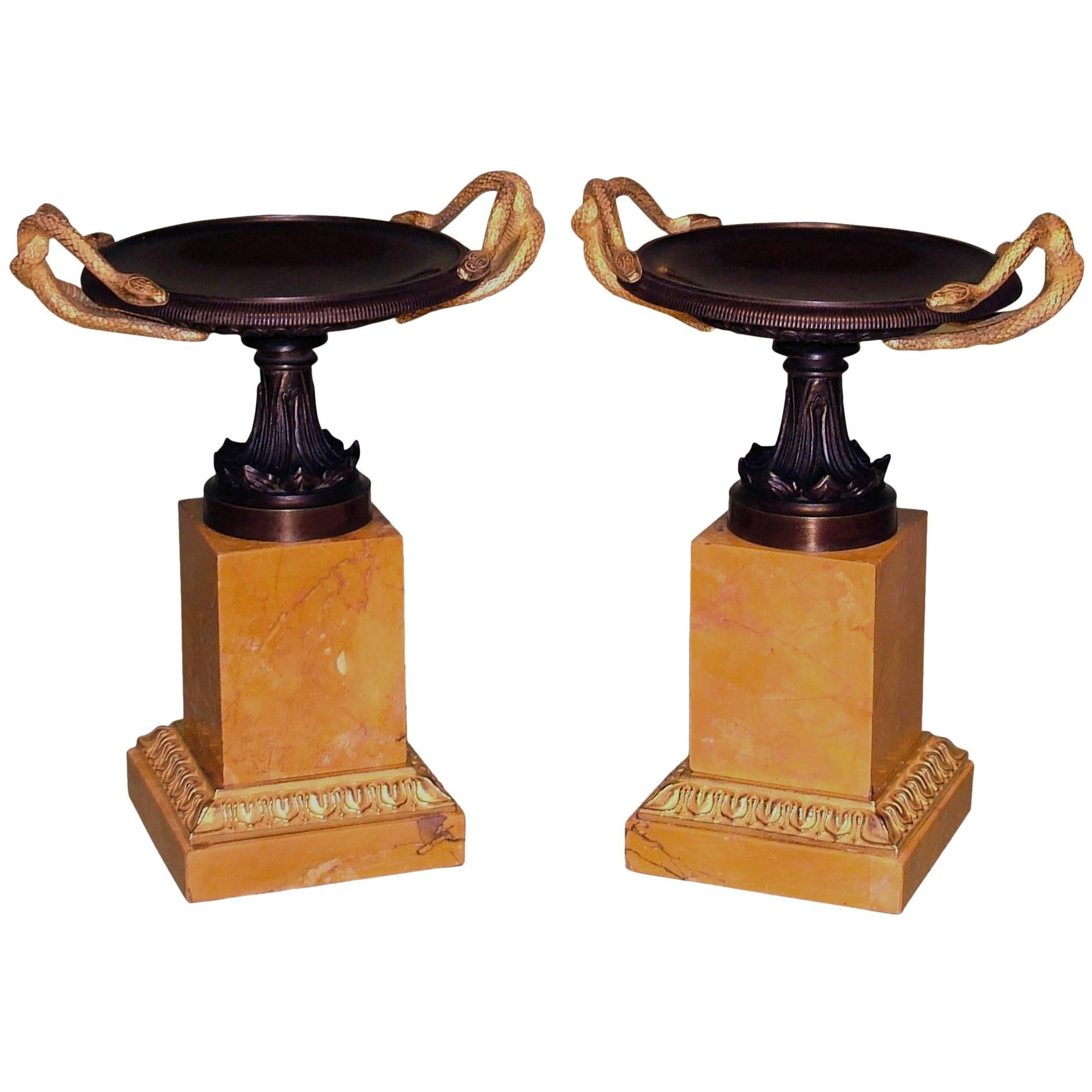 Großes Paar Tazzas aus Bronze und Goldbronze aus dem frühen 19. Jahrhundert