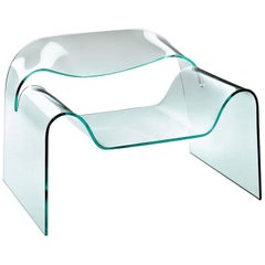 Fauteuil Air moulé dans une dalle de verre transparent incurvé