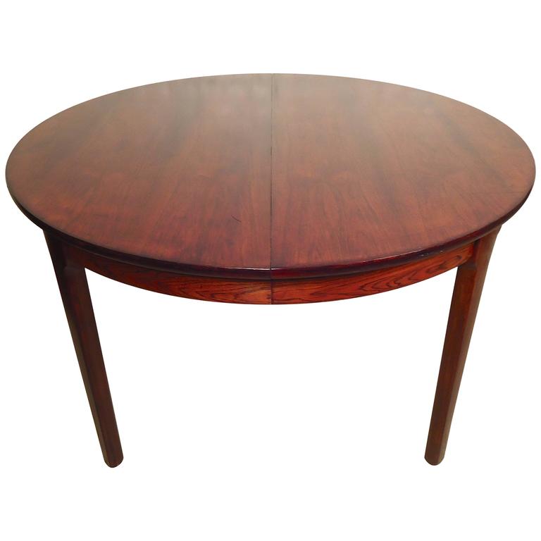 Round MidCentury Dining Table in Rich Rosewood For Sale at 1stdibs