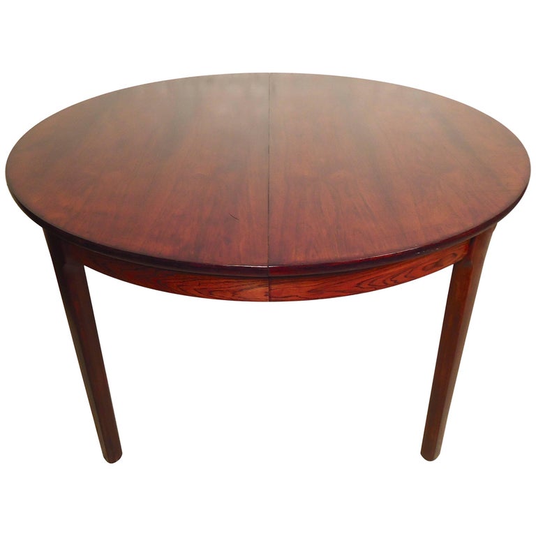 Round MidCentury Dining Table in Rich Rosewood For Sale at 1stDibs