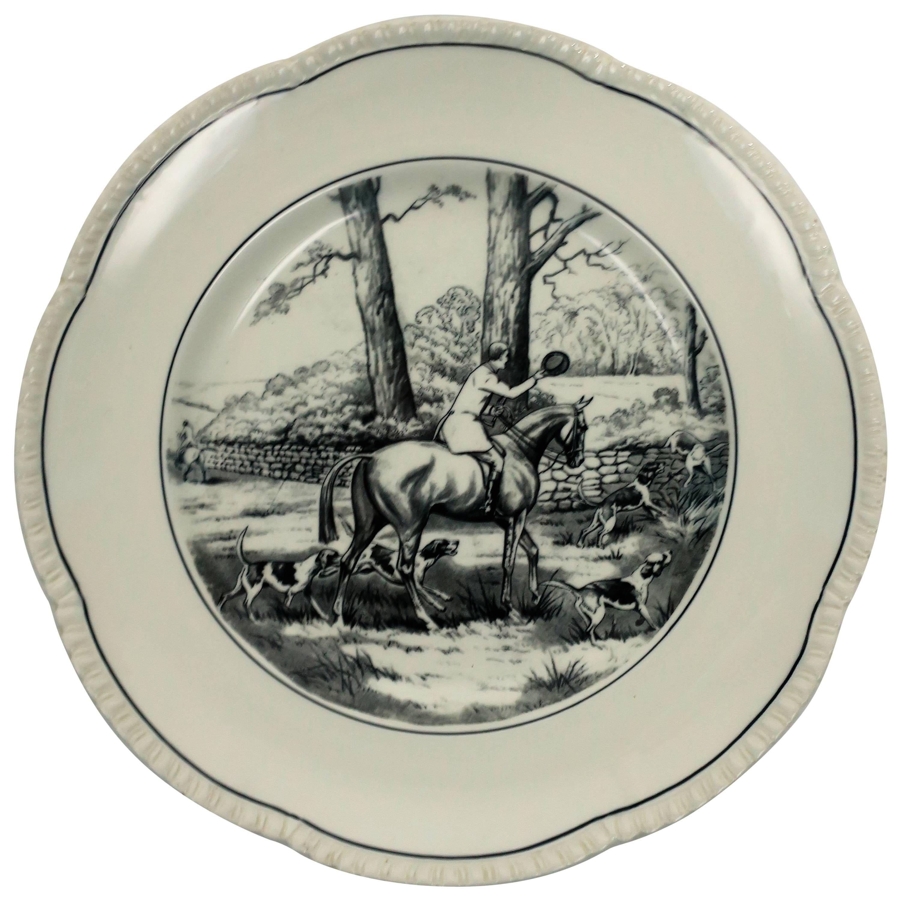 Assiette ou œuvre d'art murale en porcelaine noire et whtie représentant un cheval ou un Equine anglais en vente