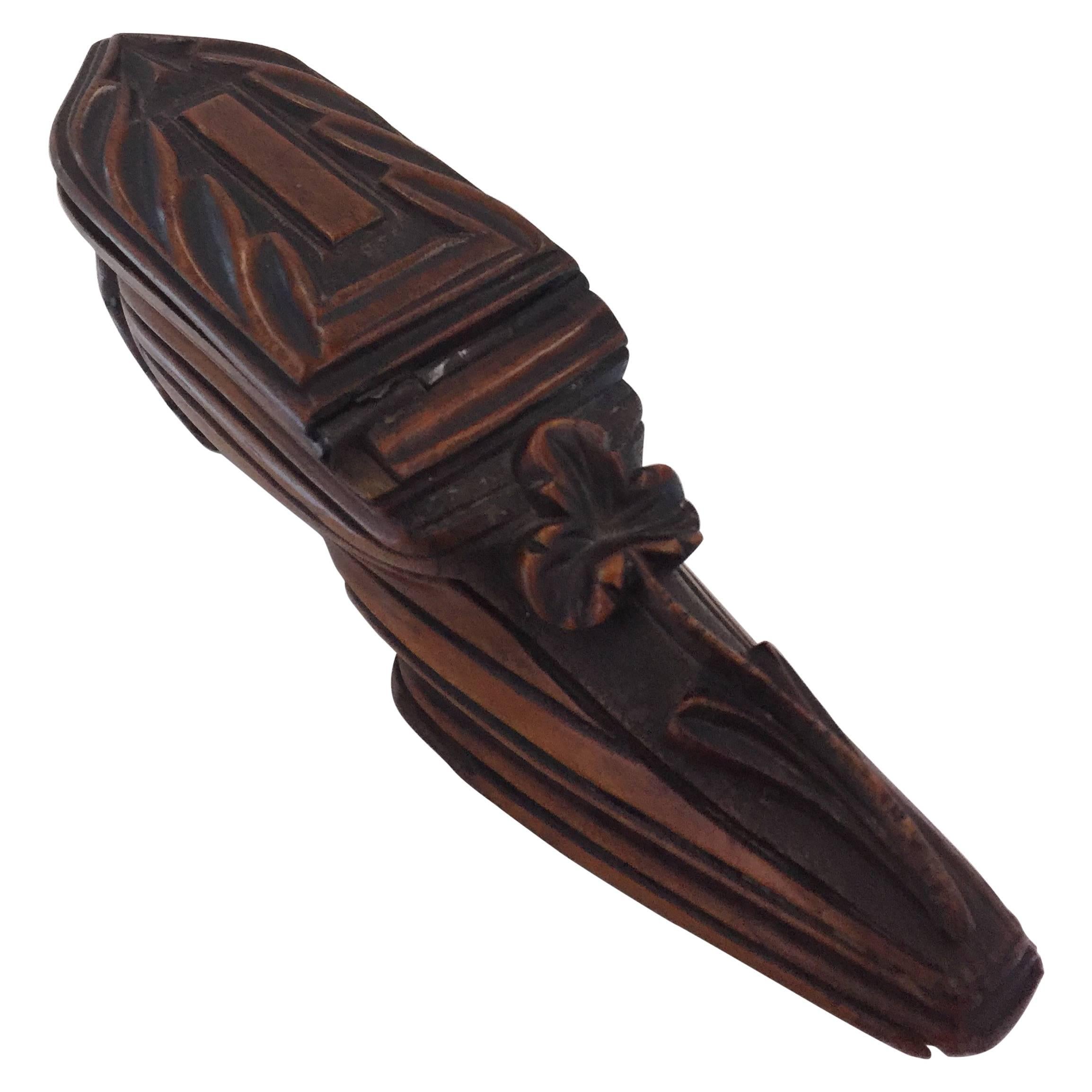 Geschnitzte Schnupftabakdose in Schuhform mit geschnitztem Schamrock, 19. Jahrhundert