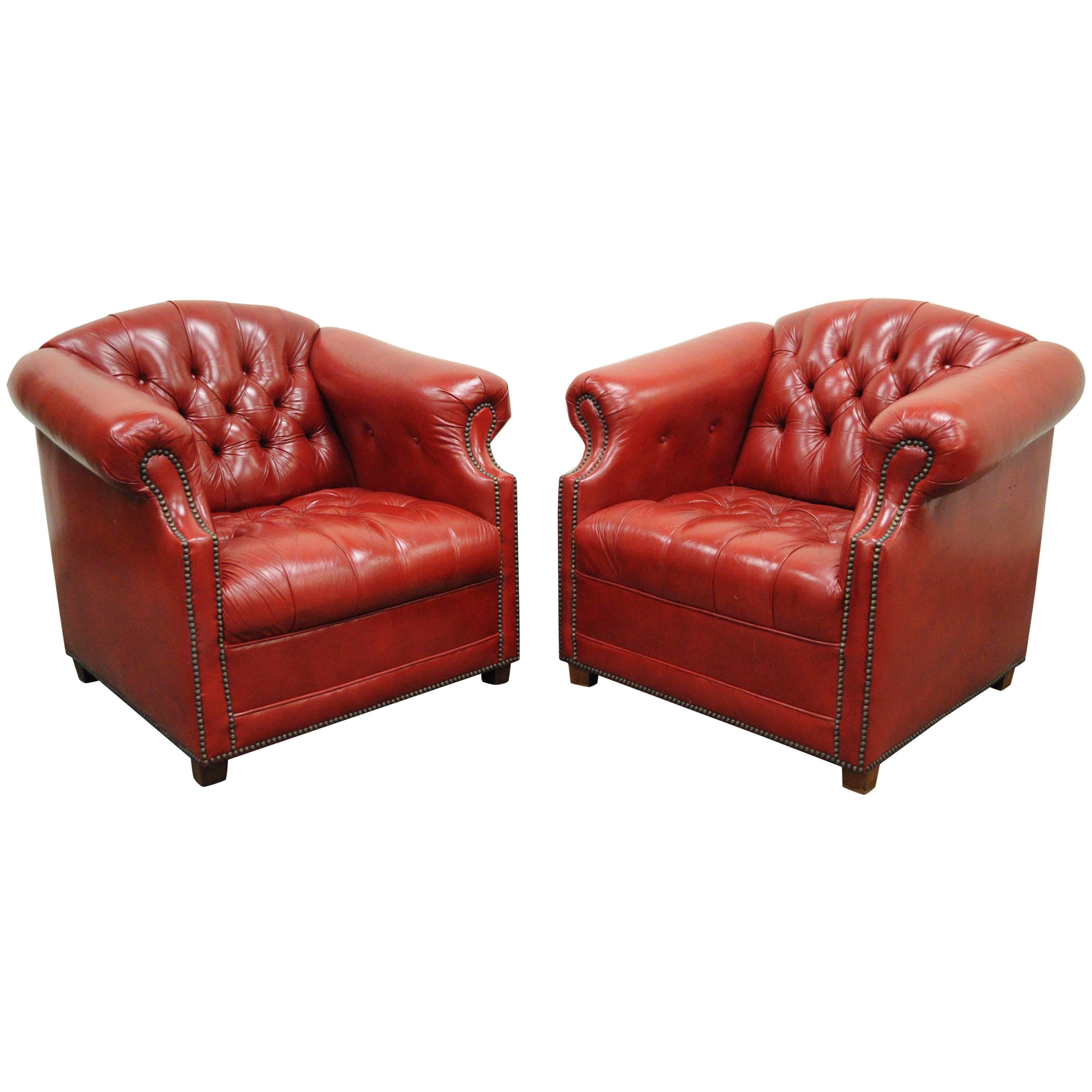 Paar rote Lederstühle im englischen Chesterfield-Stil mit Knöpfen und Tufting:: Club Lounge Chairs