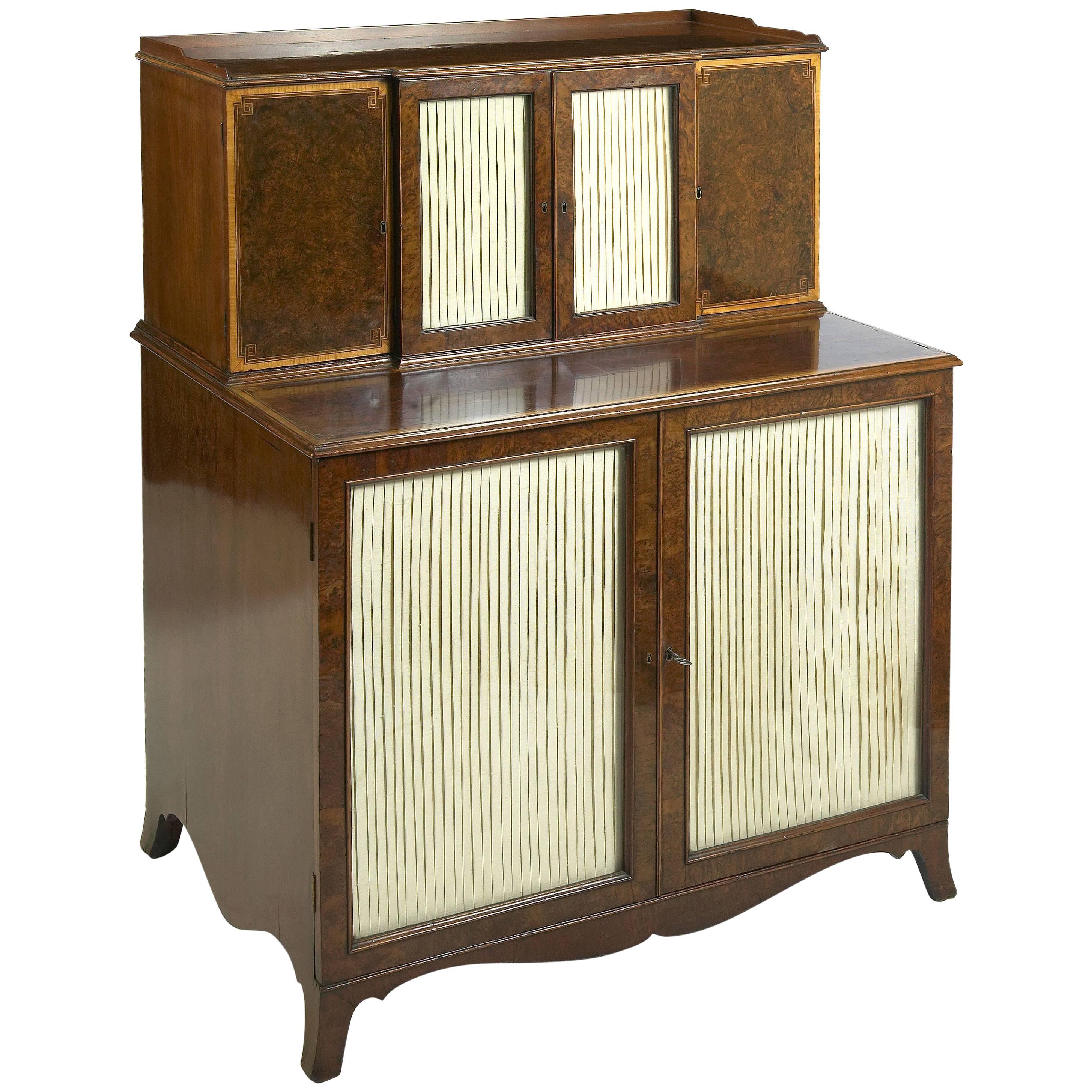 Meuble de rangement Regency du début du XIXe siècle en ronce de noyer avec incrustation en bois de citronnier en vente