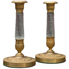 Paar österreichische Kerzenleuchter aus vergoldeter Bronze und geschliffenem Kristall:: um 1900