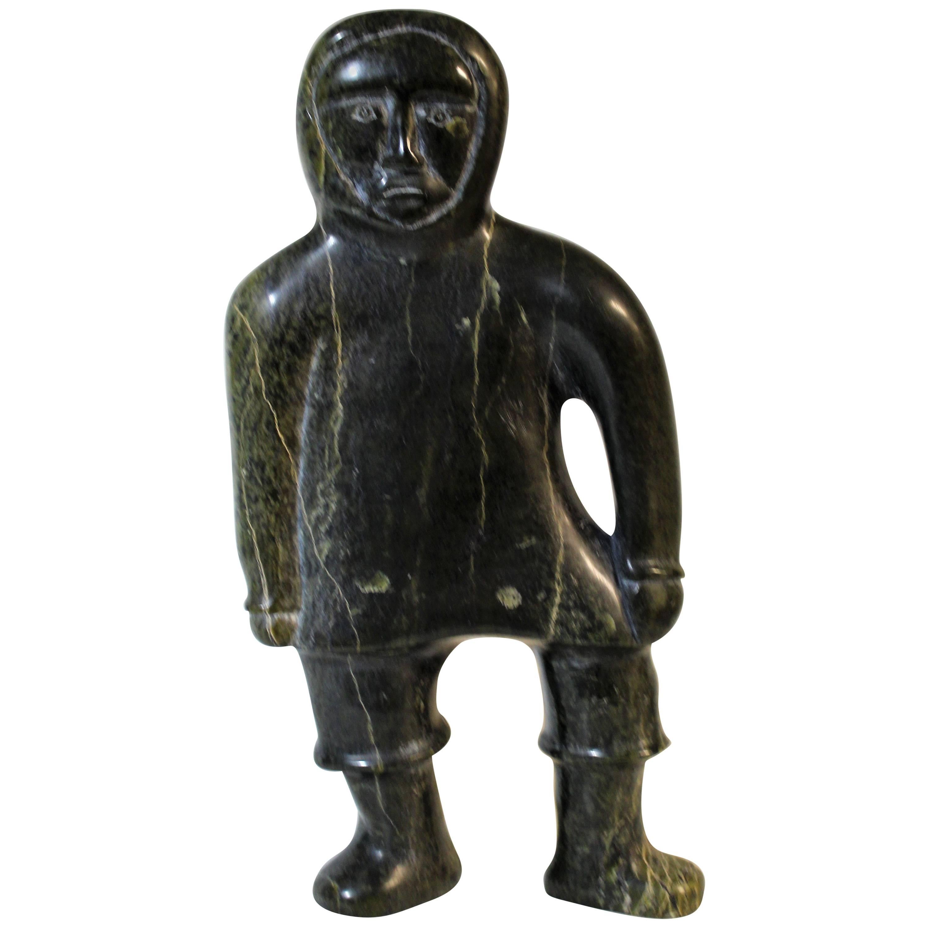 Sculpture figurative inuite en stéatite en vente