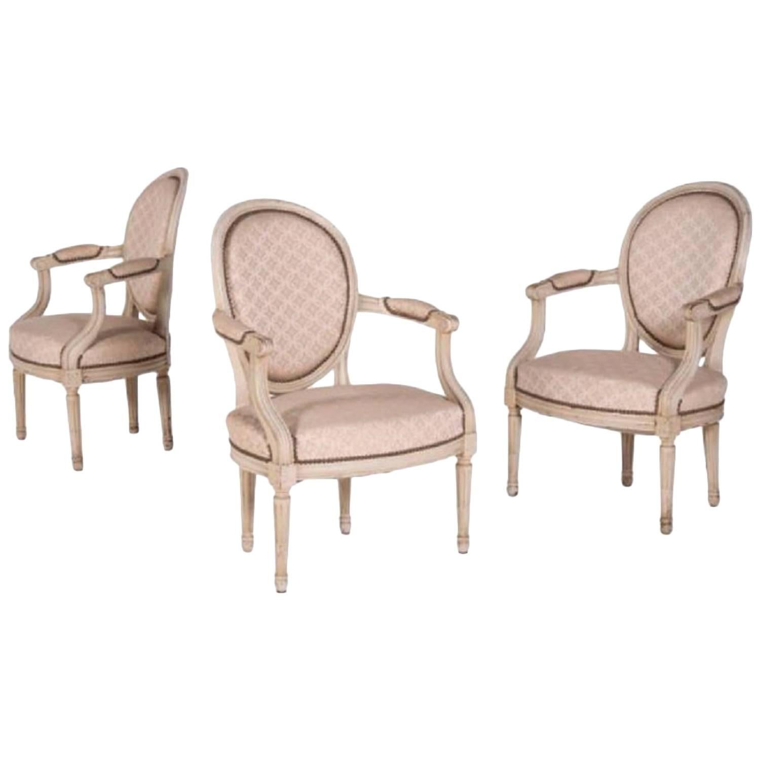 Trois élégants fauteuils anciens "Cabriolet" de style Louis XVI, France, 1860