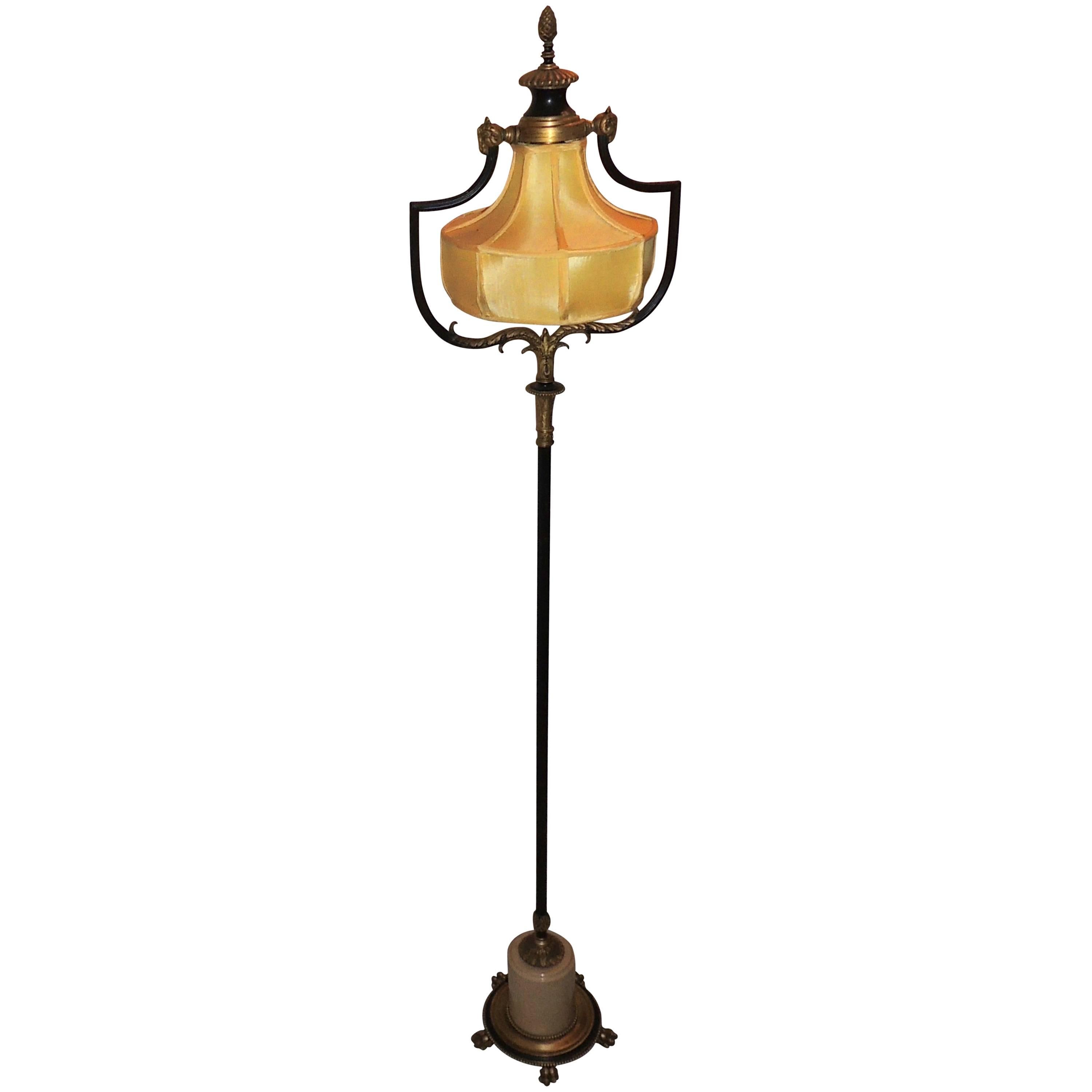 Magnifique lampadaire Caldwell en bronze doré patiné avec abat-jour en soie et pied à griffes en marbre