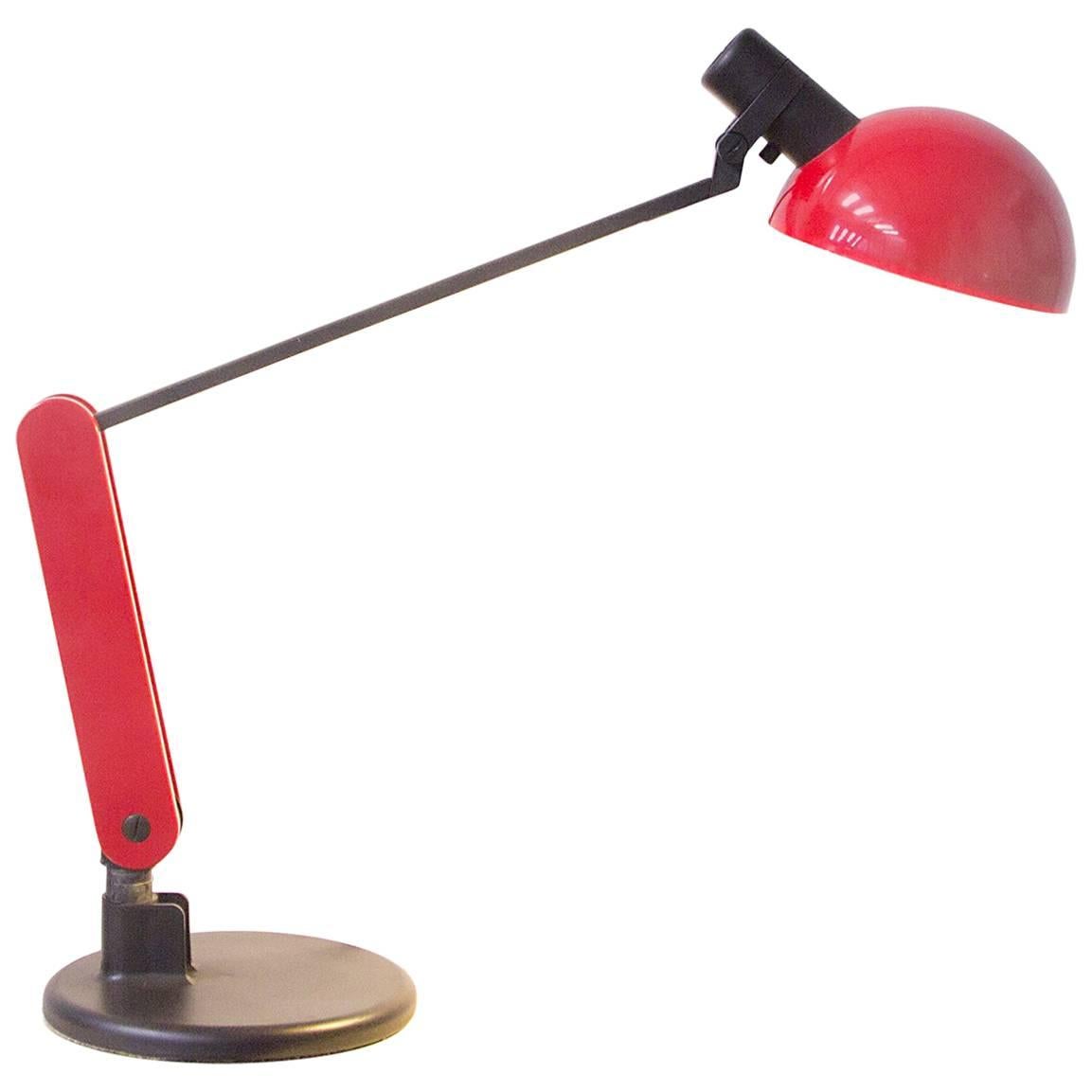 Circa 1970, lampe de bureau rouge et noire Guzzini avec base lourde en vente