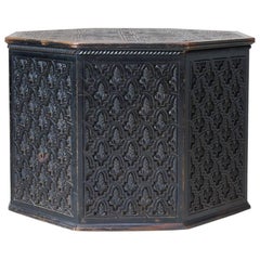 Tavolo ottagonale in legno ebanizzato intricatamente intagliato, circa 1900