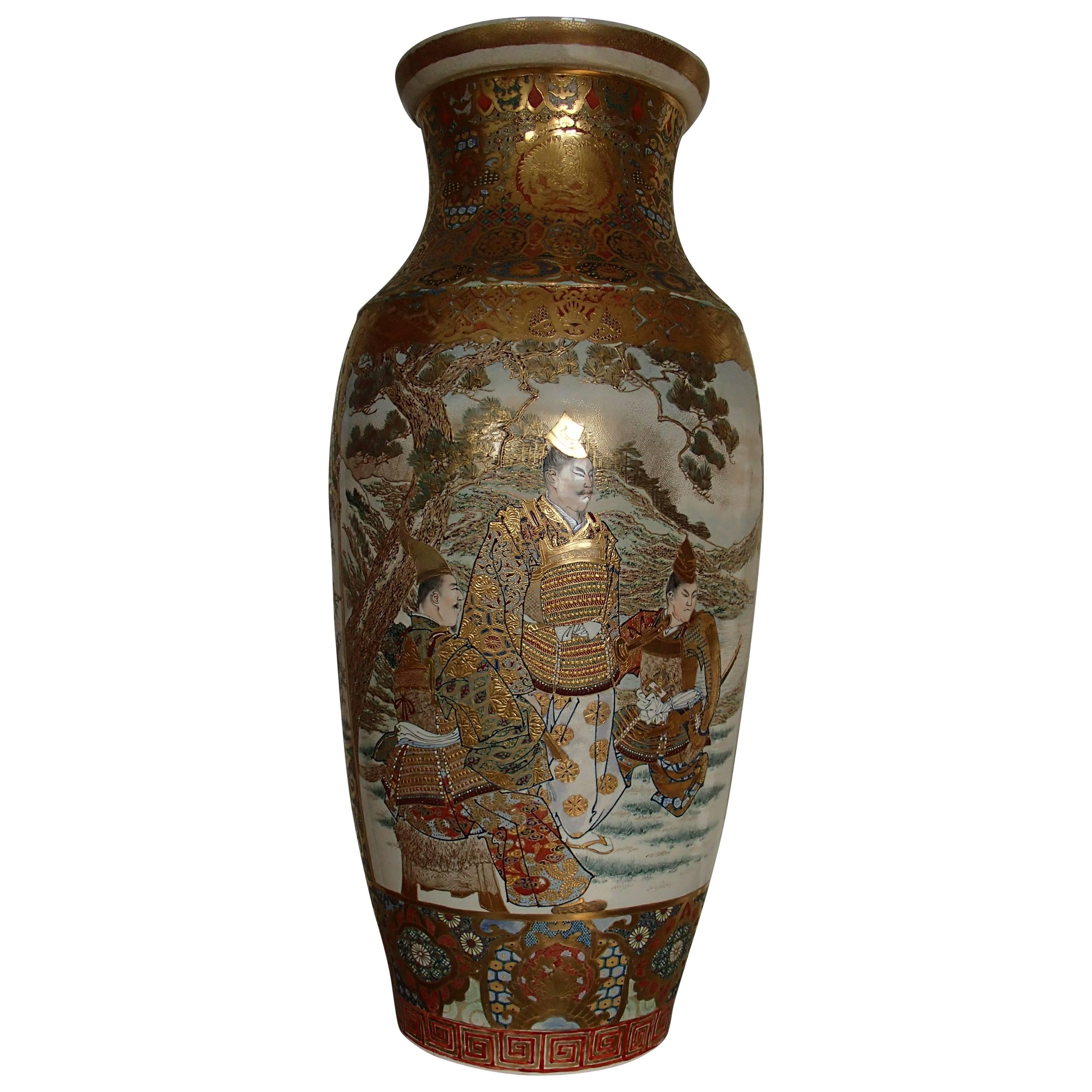 Große japanische Satsuma-Porzellanvase mit Samurai-Szenen aus dem Jahr 1900 im Angebot