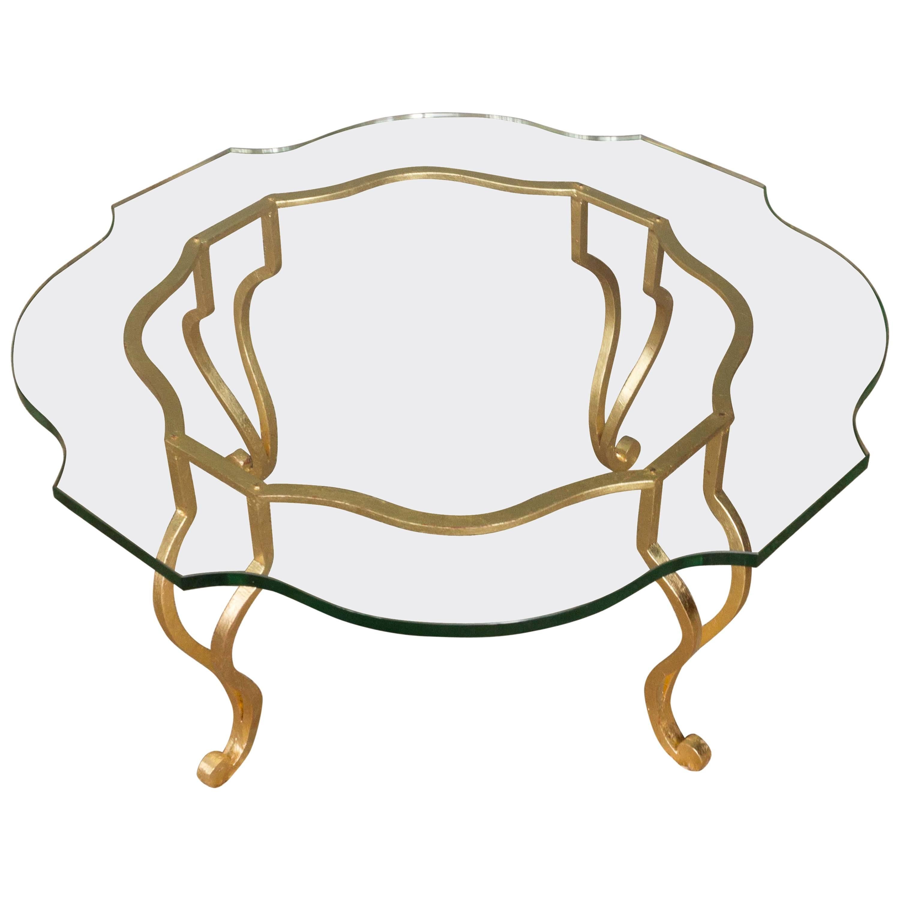 Table basse italienne en fer doré des années 1940 avec verre transparent en vente
