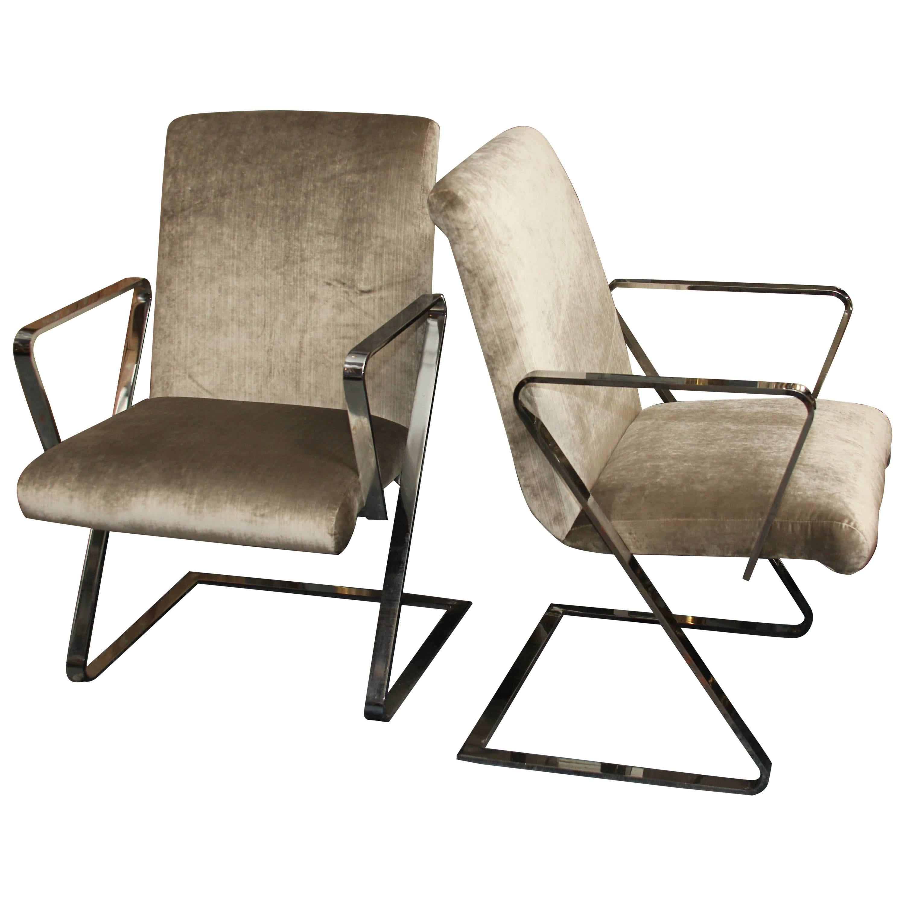 Paar verchromte "Spring"-Stil-Stühle aus der Jahrhundertmitte mit Seidensamt im Angebot