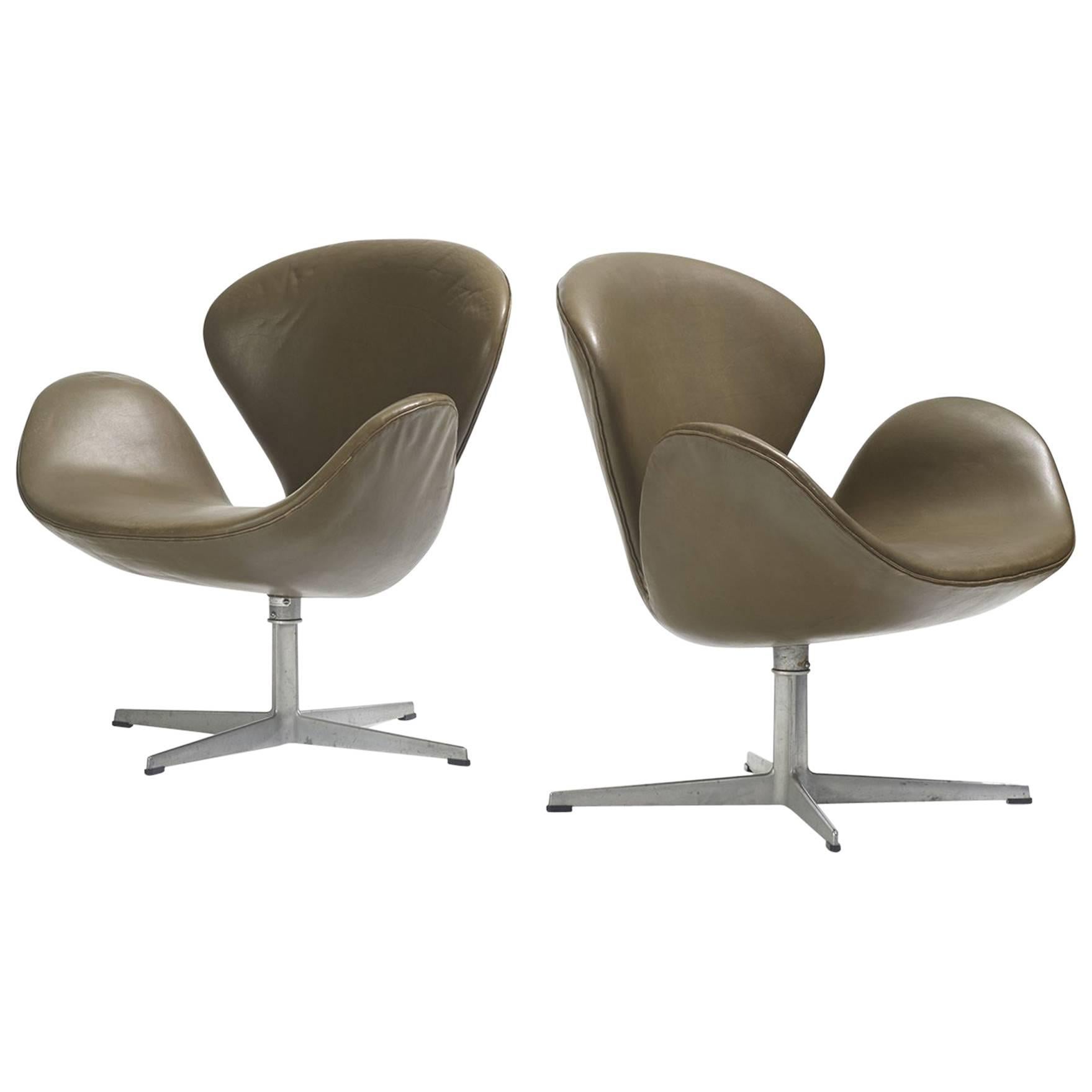 Swan Chairs, Pair by Arne Jacobsen for Fritz Hansen For Sale