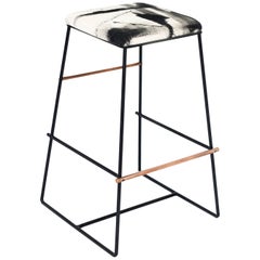 Tabouret de bar en métal noir et cuivre avec tapisserie peinte à la main sur mesure