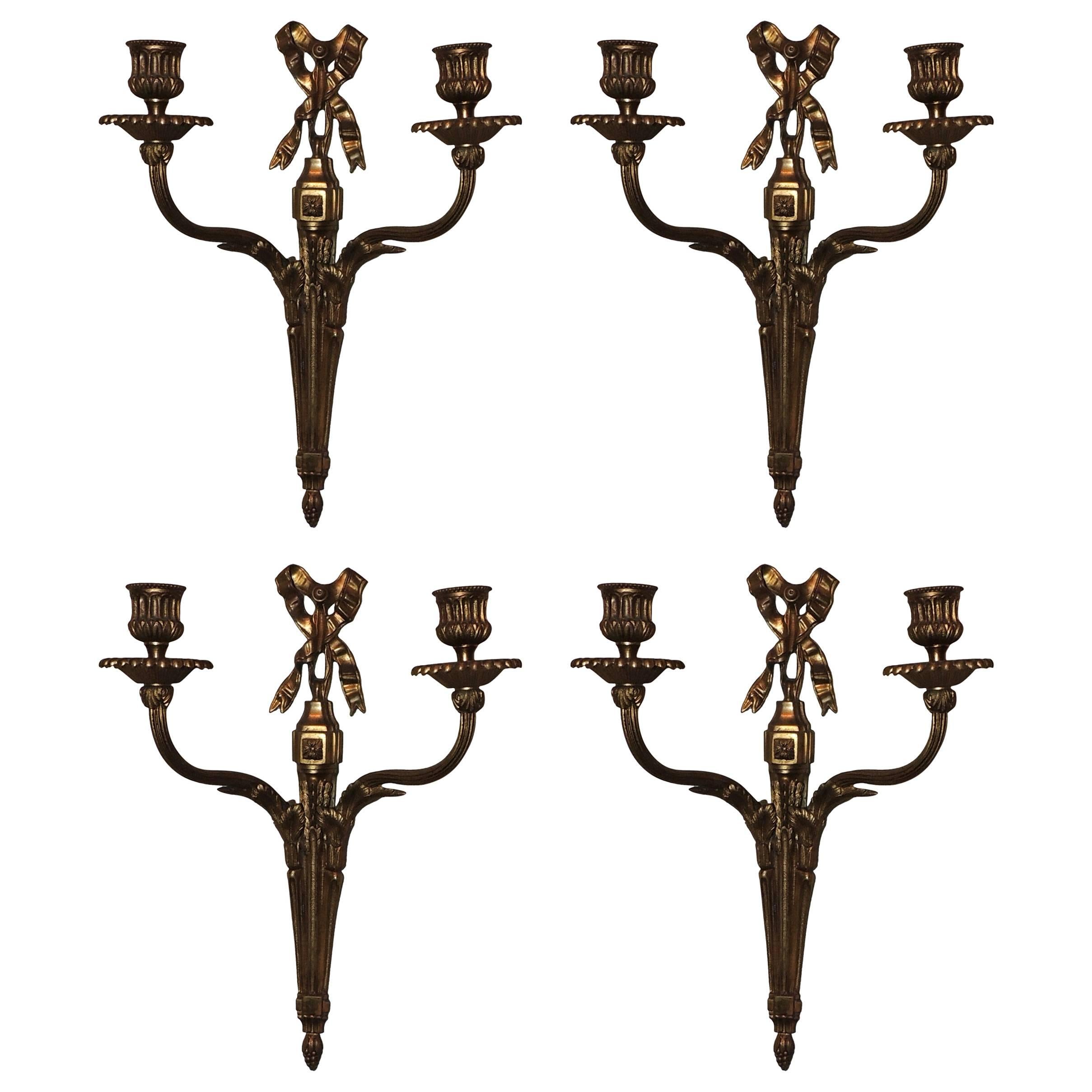 Merveilleux ensemble de quatre appliques néoclassiques à deux bras en bronze doré à sommet en forme de nœud papillon