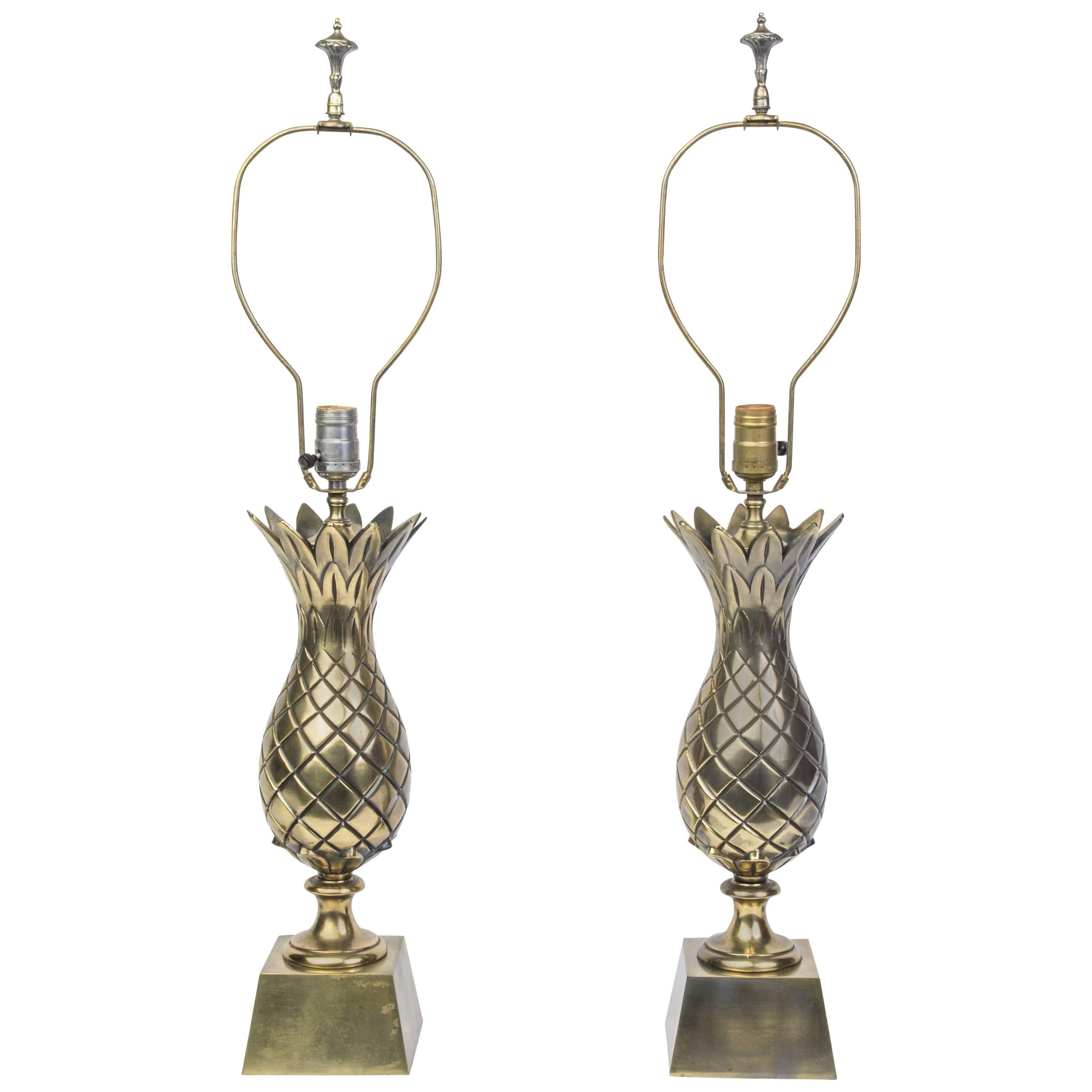 Captivante paire de lampes de table ananas en laiton de style moderne de l'époque médiévale en vente