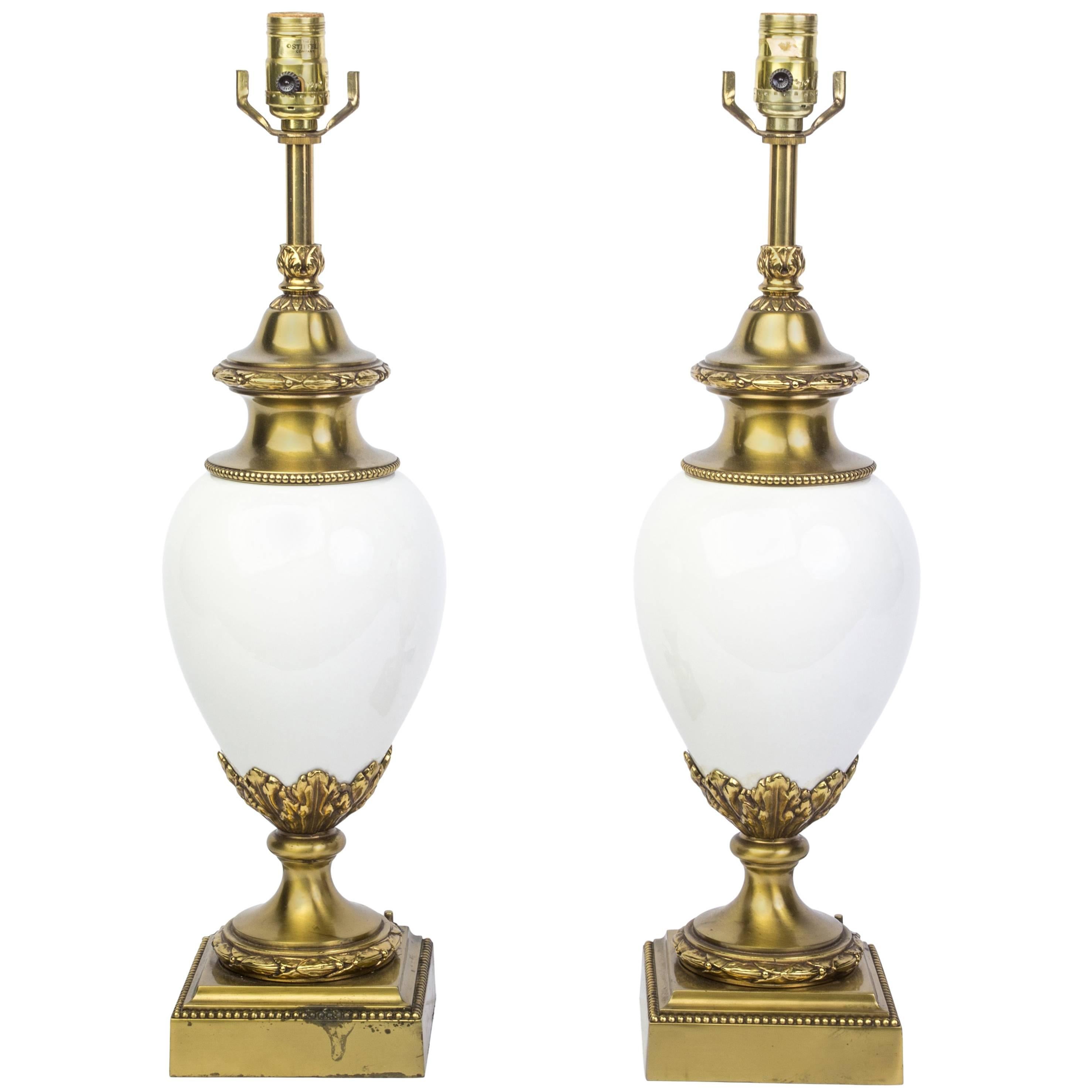 Paire de lampes chics Hollywood Regency en céramique blanche et laiton par Stiffel
