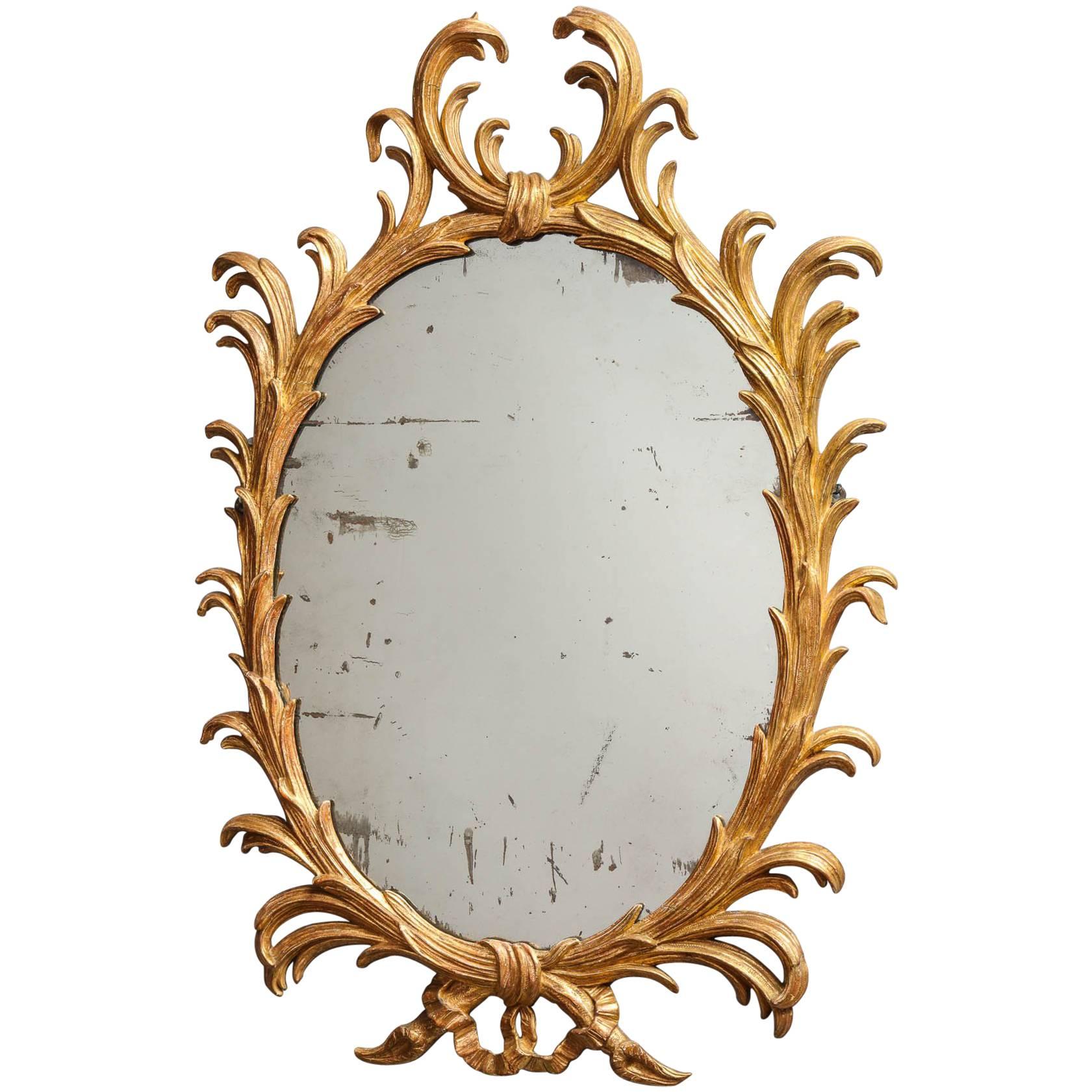 Miroir ovale anglais en bois doré du 18ème siècle