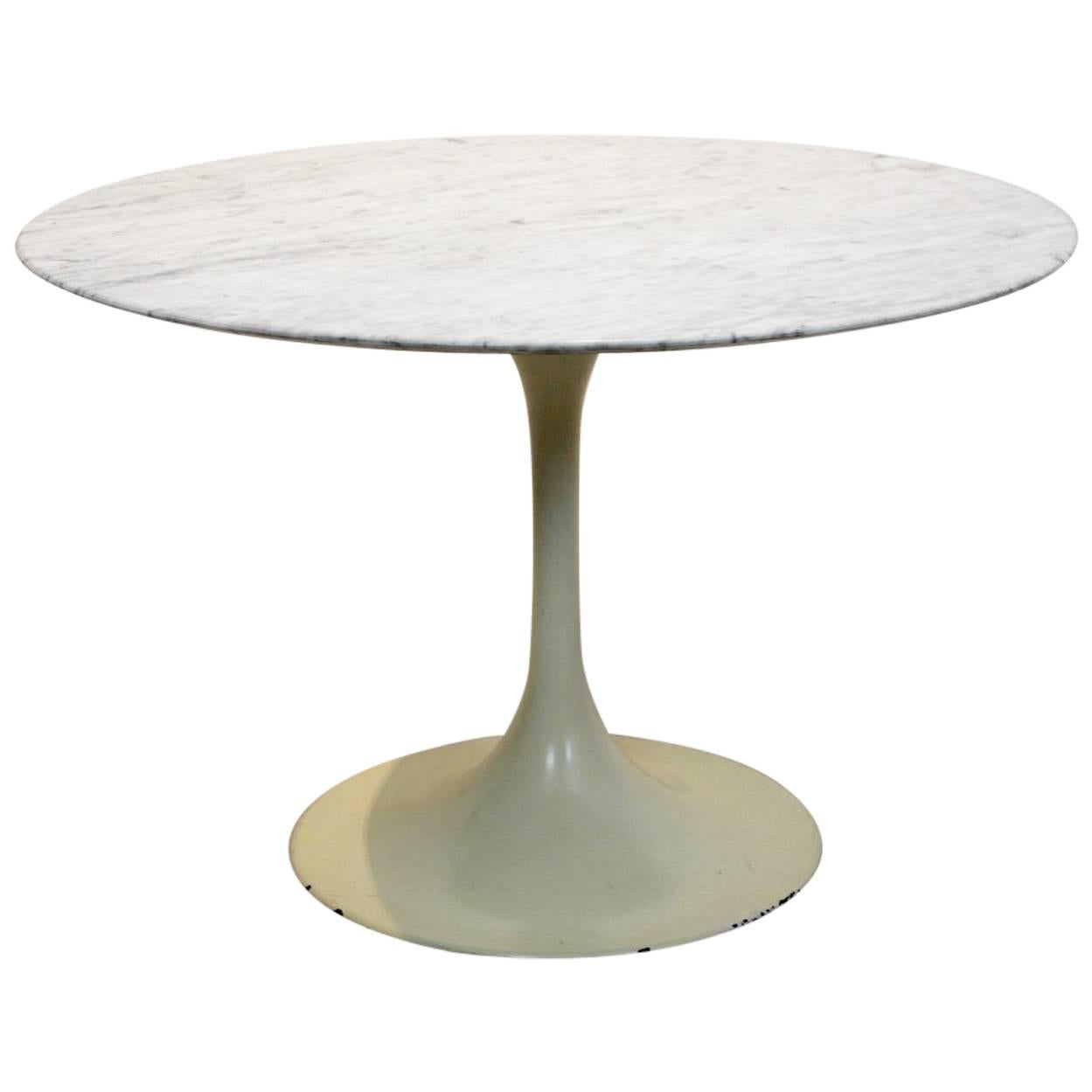 Sophisticated Tulip Dining Table by Eero Saarinen for Knoll International
