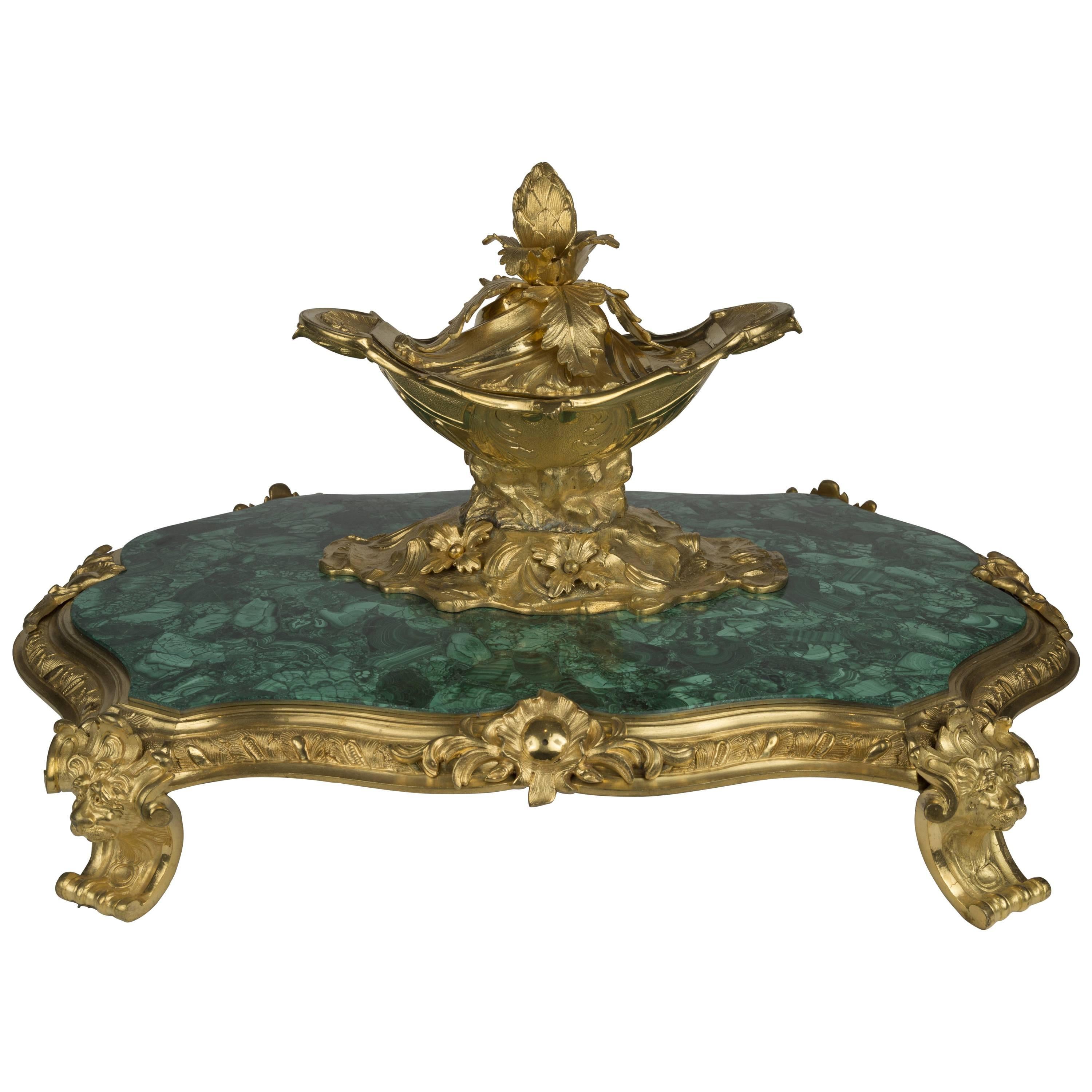 Grand centre de table du 19ème siècle en malachite et bronze doré en vente