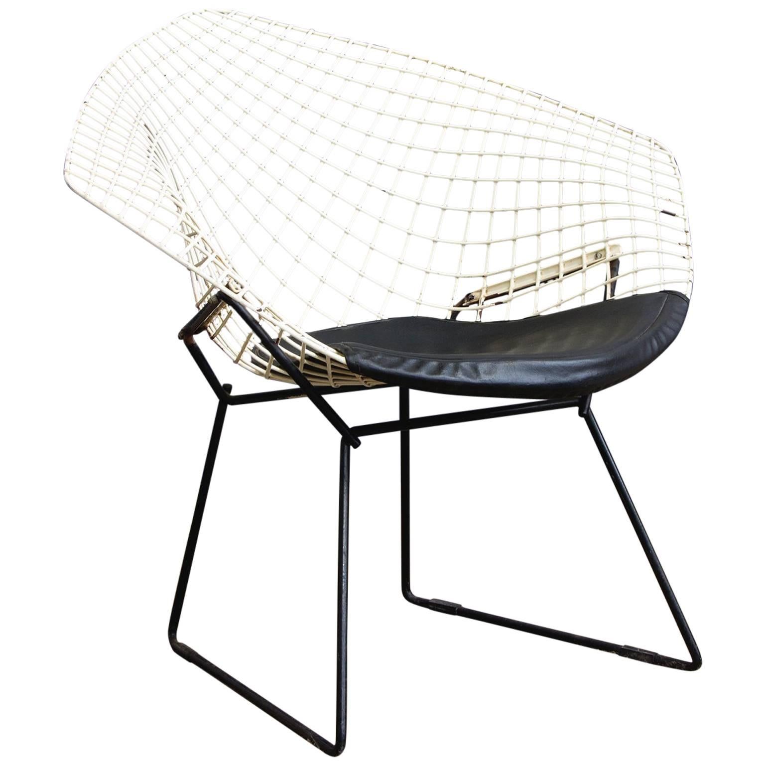 Harrie Bertoia, chaise Diamond 421, noir et blanc avec coussin en vinyle noir, 1952 en vente