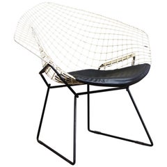 1952, Harrie Bertoia, Silla Diamante 421, blanca y negra con cojín de vinilo negro